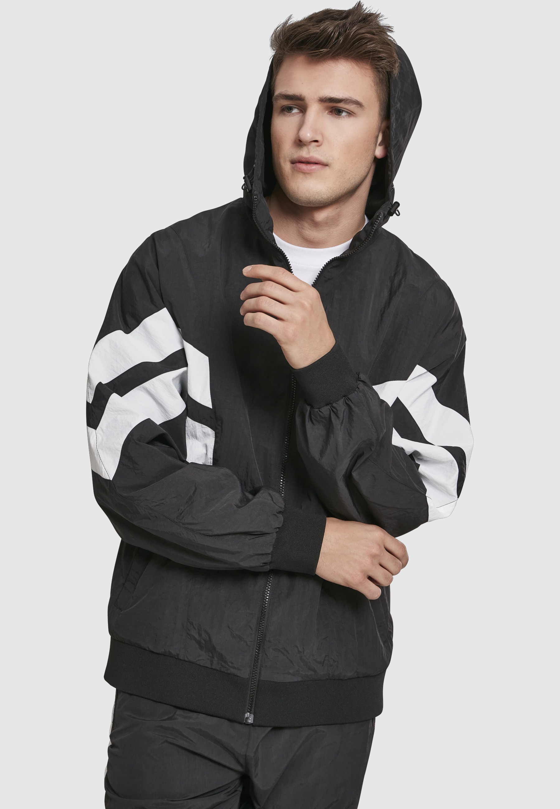 URBAN CLASSICS Allwetterjacke »Urban Classics Herren Crinkle Panel Track Jacket« 1 Stk. tlg. mit Kapuze