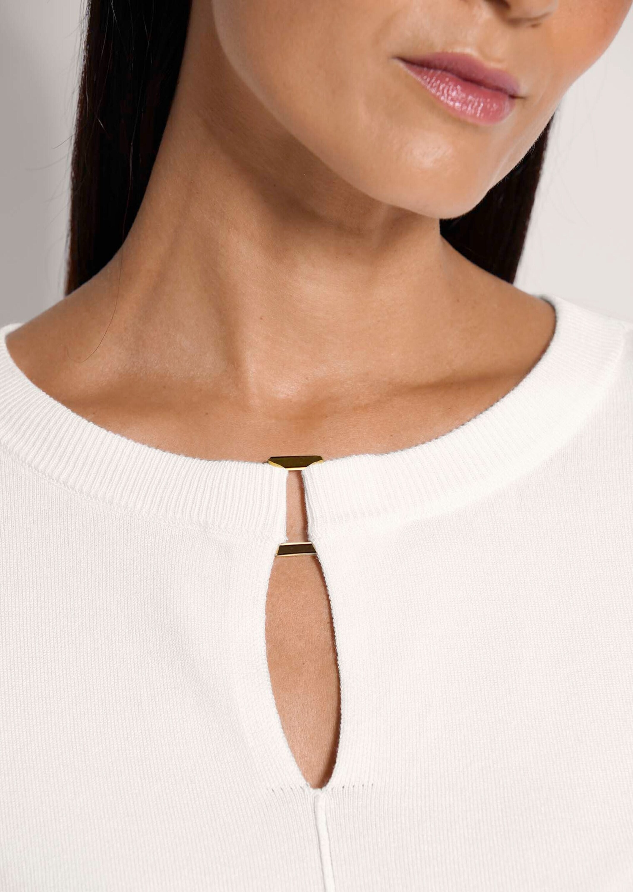 MADELEINE Longpullover »Feinstrickpullover Basicpullover mit Dekoelement« Dekoelement am Ausscnitt