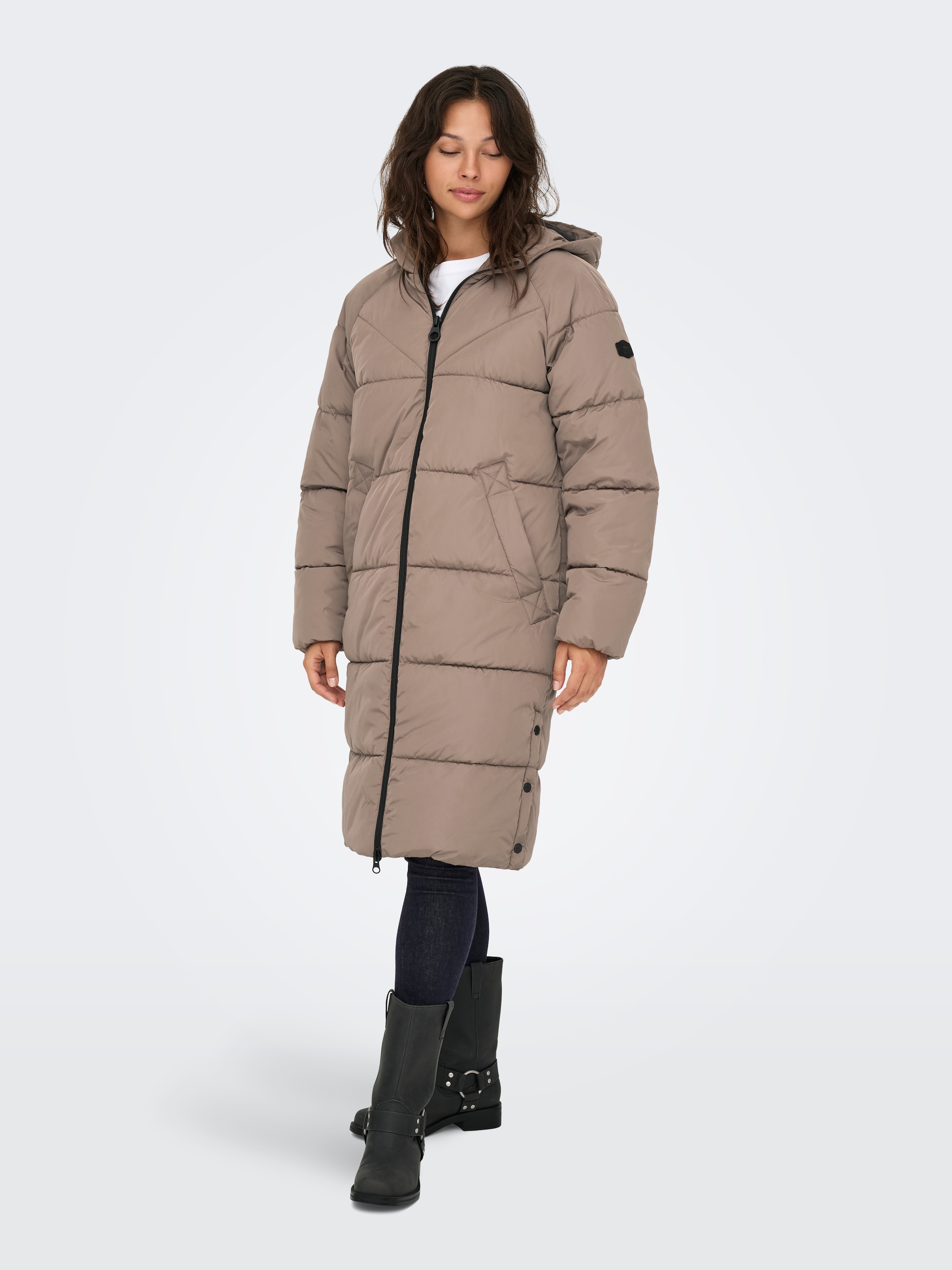 ONLY Steppmantel »ONLAMAND – Langer Puffercoat mit 2-Wege-Reißverschluss« lässig geschnitten, modisch, Steppware, Materialmix, hochschließend