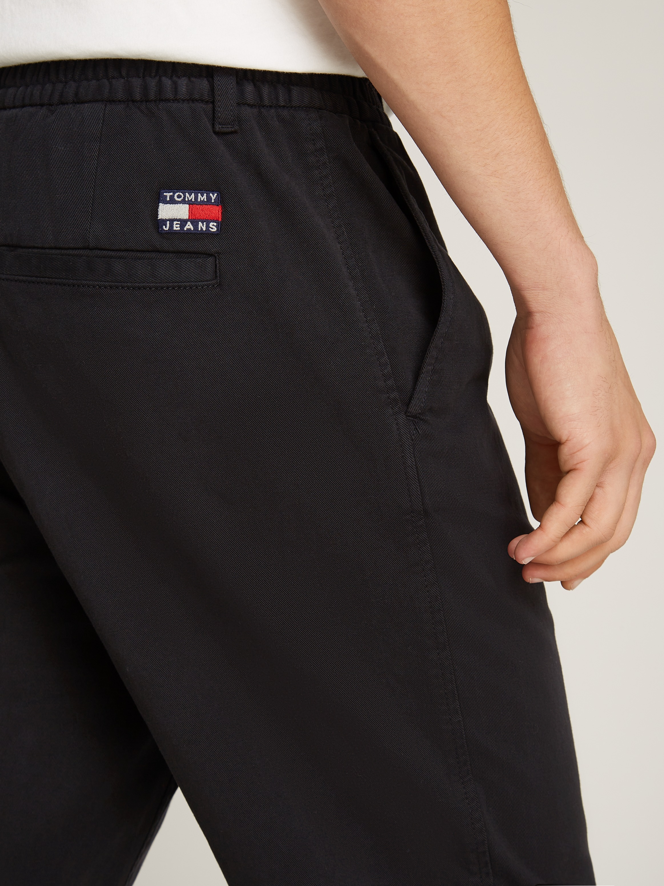 Tommy Jeans Chinohose »TJM CASUAL ELASTICATED PANT«, mit Bundfalten