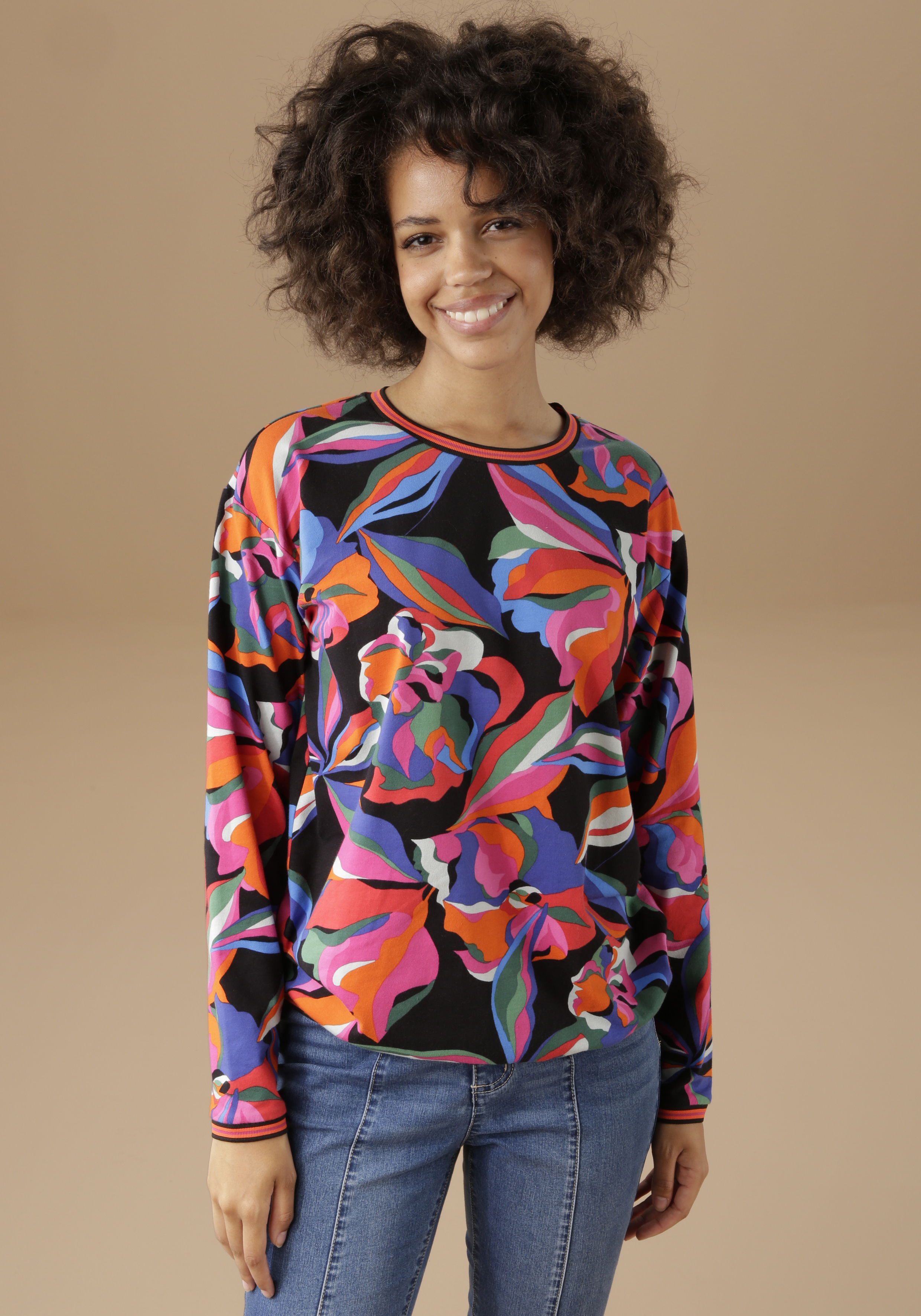 Sweatshirt, mit bunten, graphischen Blumen bedruckt