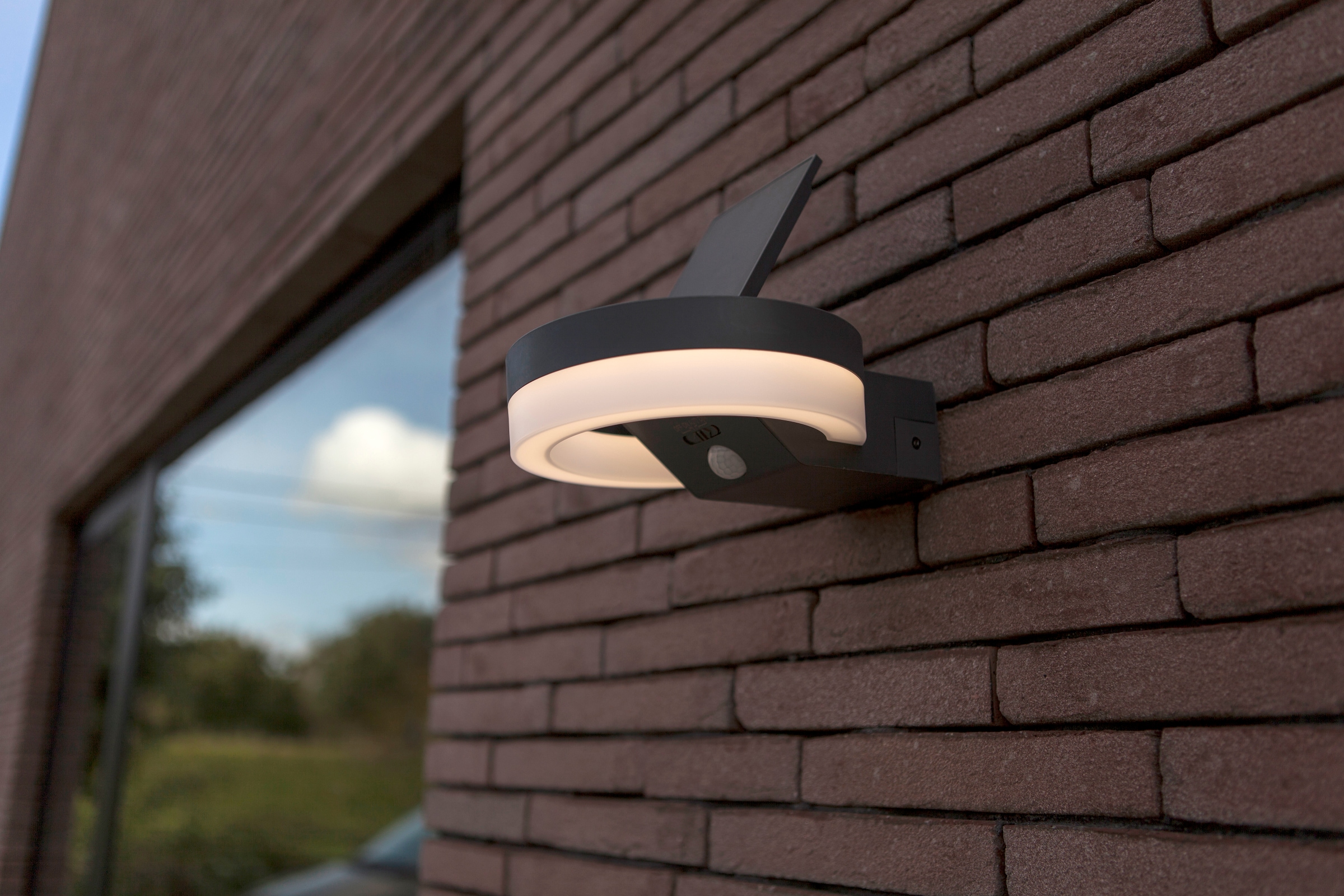 LUTEC LED Solarleuchte »LED-Solar-Aussenwandl. mit BWM RUNDA«, 1 flammig, Leuchtmittel LED-Board | LED fest integriert, Schwenkbares Solarpanel