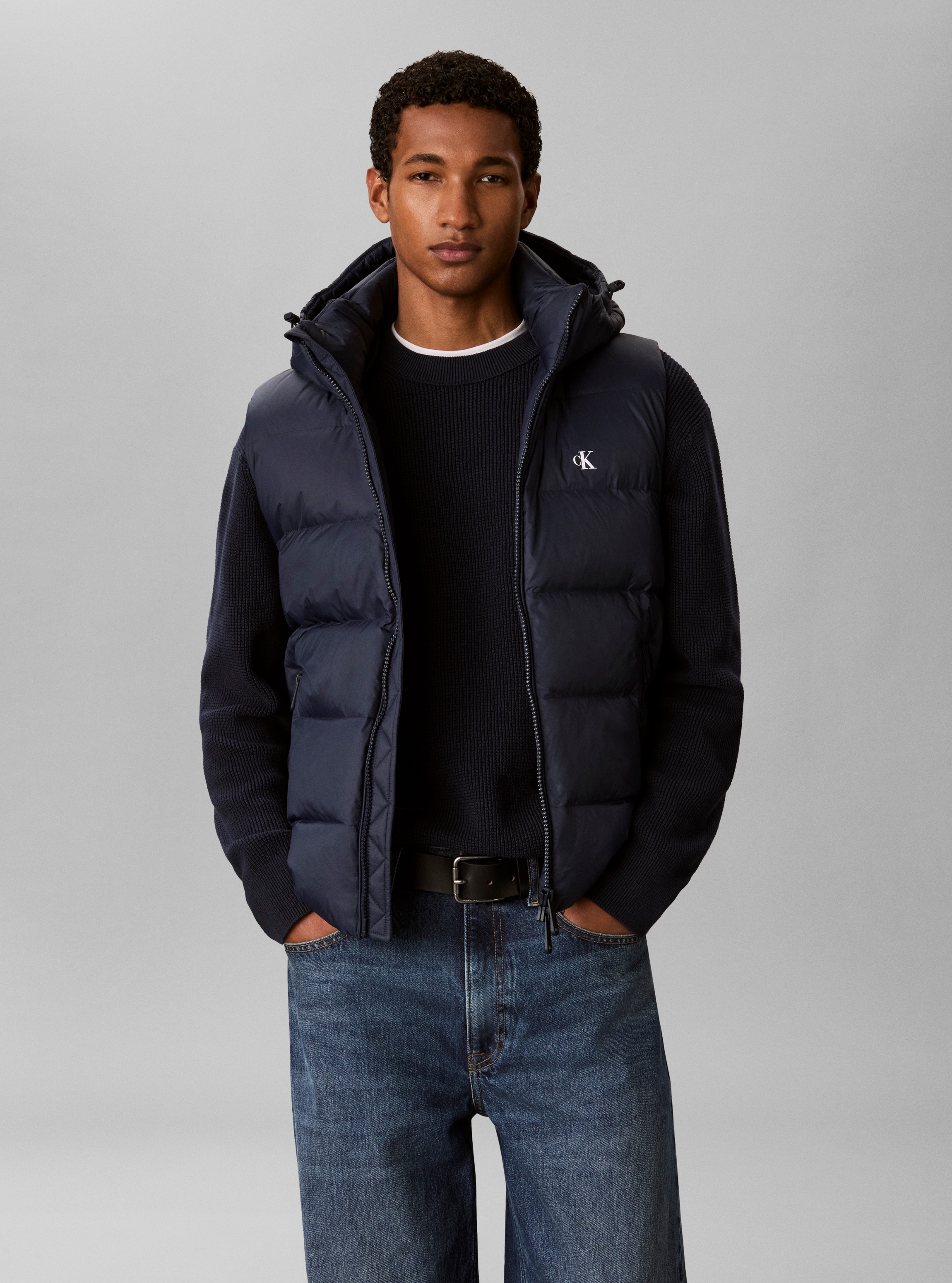 Calvin Klein Jeans Steppweste "NYLON ZIP OFF HOOD" Regular fit mit abnehmbarer Kapuze