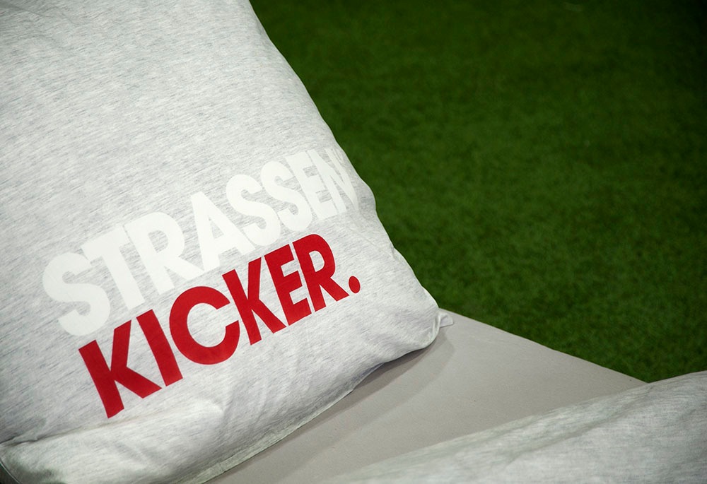 Bettwäsche »Strassenkicker by Lukas Podolski«, (2 tlg.), mit tollem Motiv