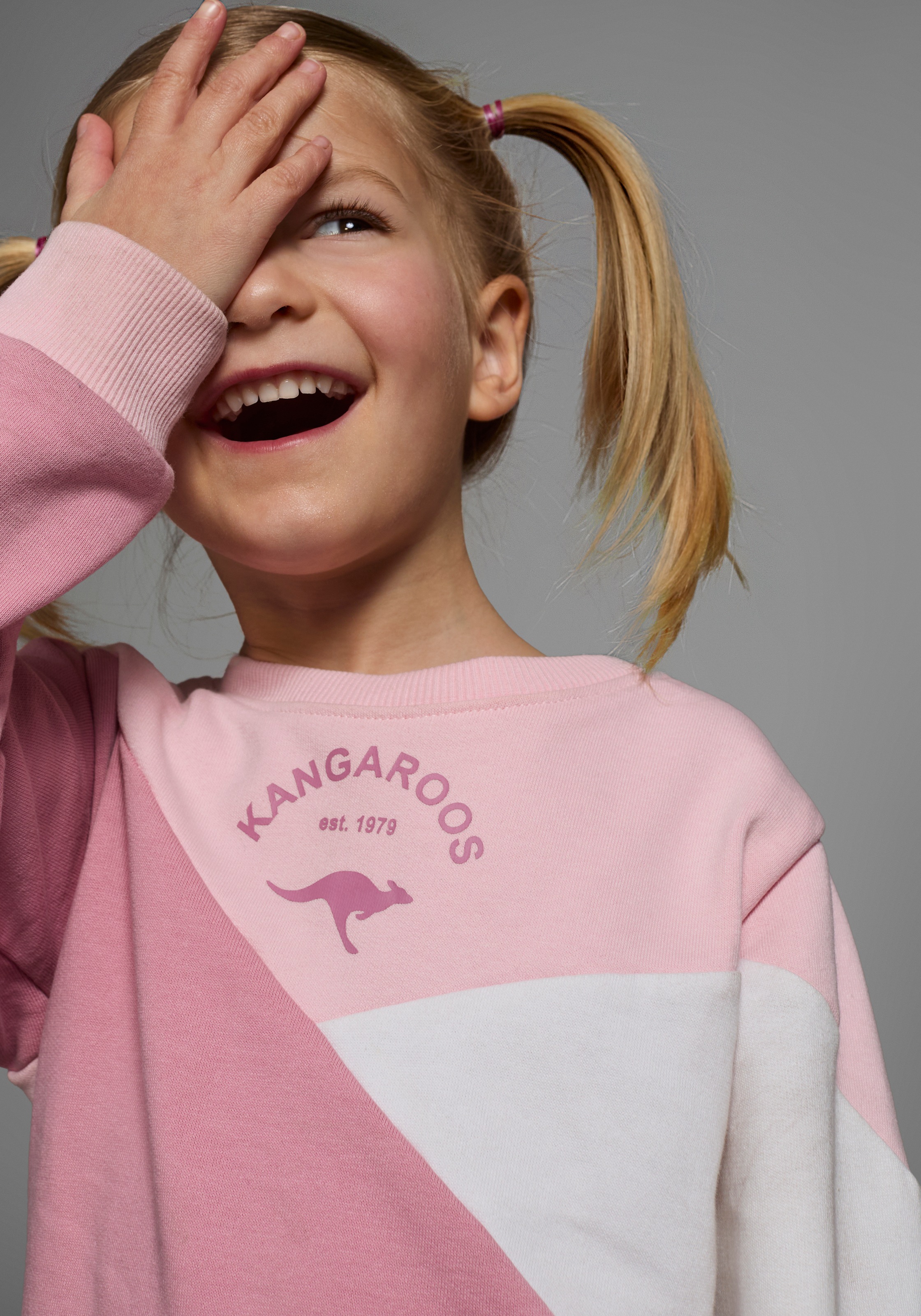Thumbnail - KangaROOS Sweatshirt "Colorblocking für kleine Mädchen", Langarm, hüftlang, lockere Passform, mit Logodruck