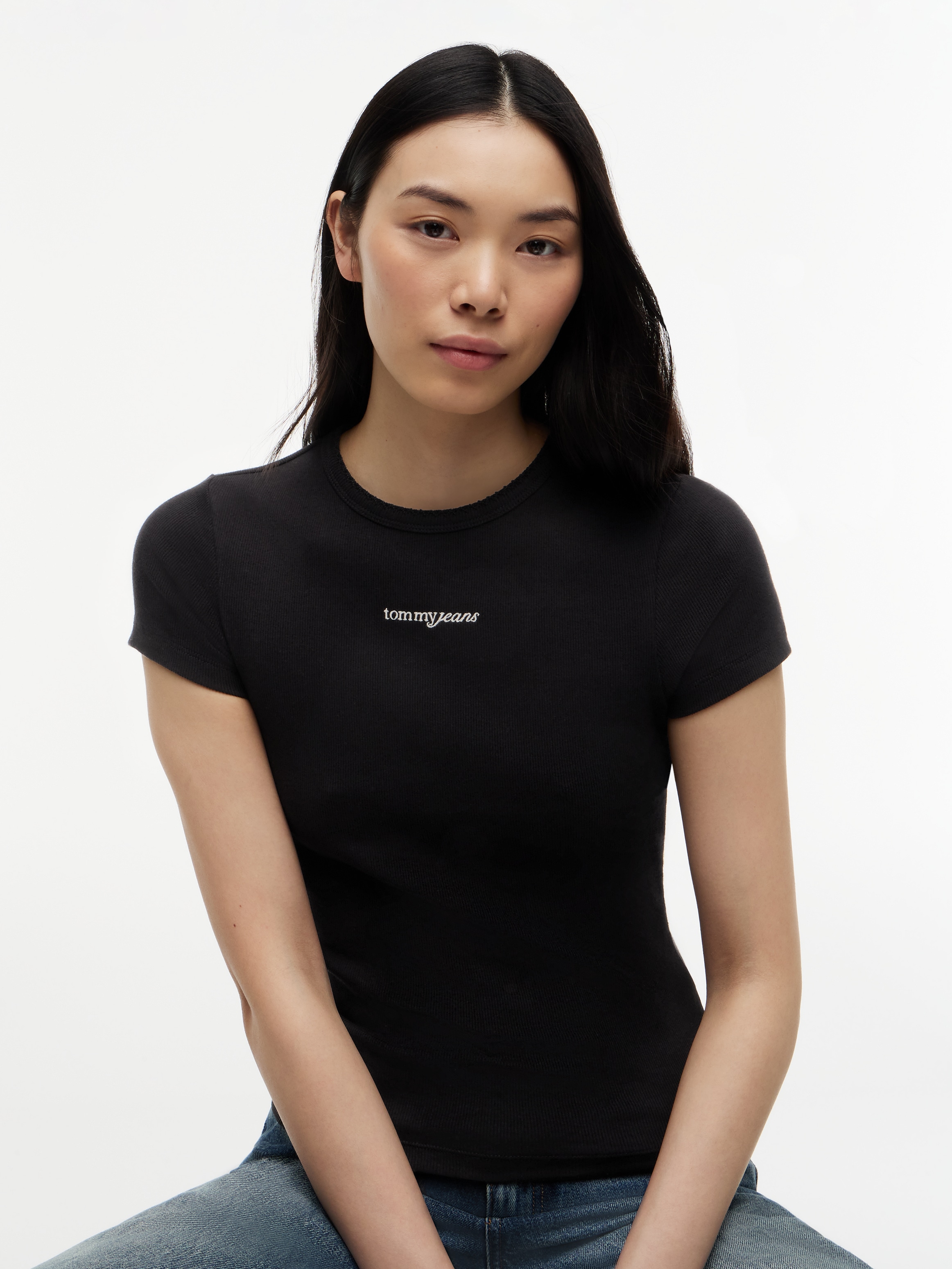 Tommy Jeans Kurzarmshirt »TJW SLIM SCRIPT RIB SS TEE« Baumwollmischung, slim fit, in gerippter Struktur