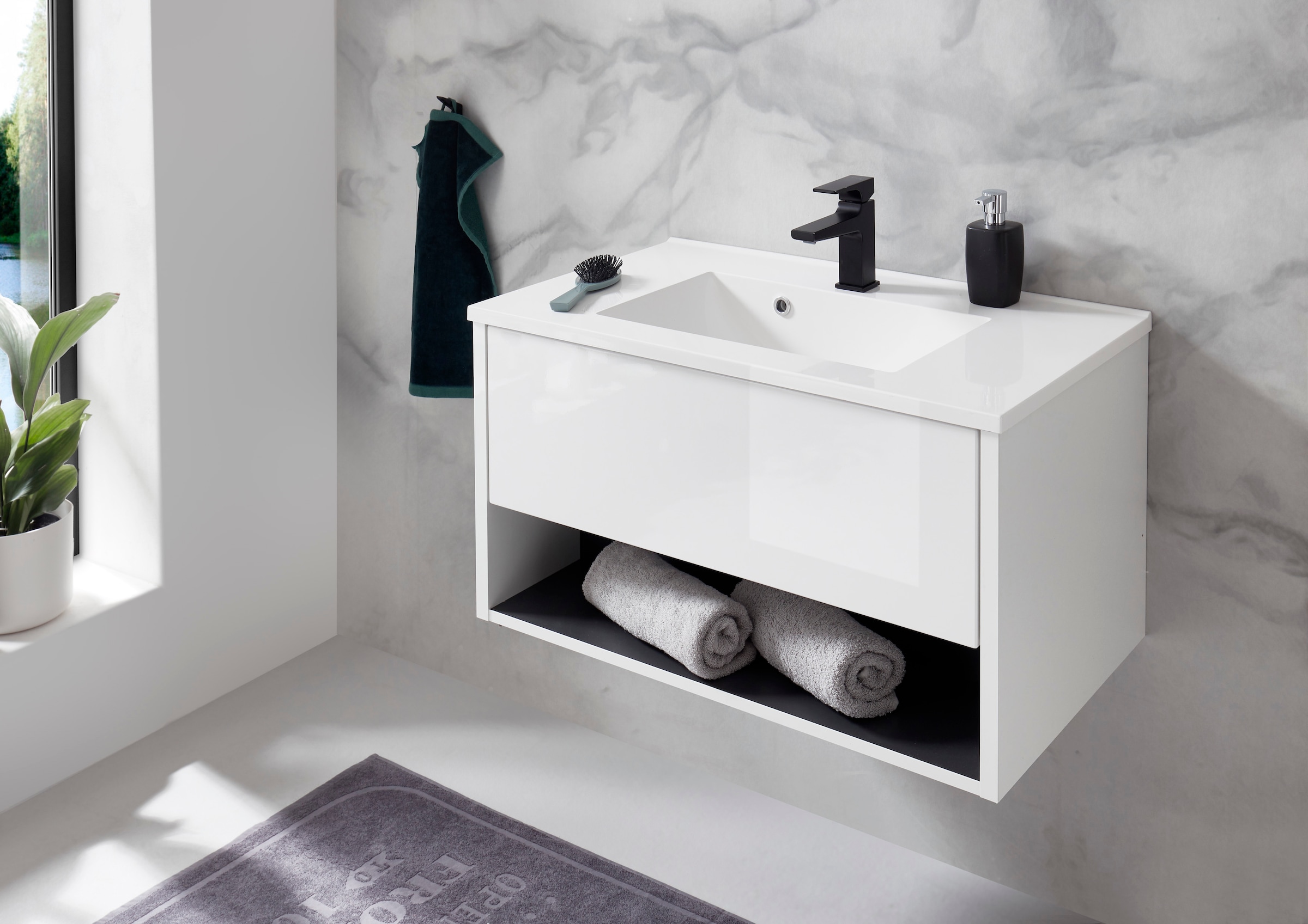 Places of Style Badmöbel-Set »Studio Line, Bad im modernen Design, 5-teiliges Badezimmer«, (5 St.), Schrank, Waschtisch und Spiegel, in zwei Farben verfügbar, Stauraum
