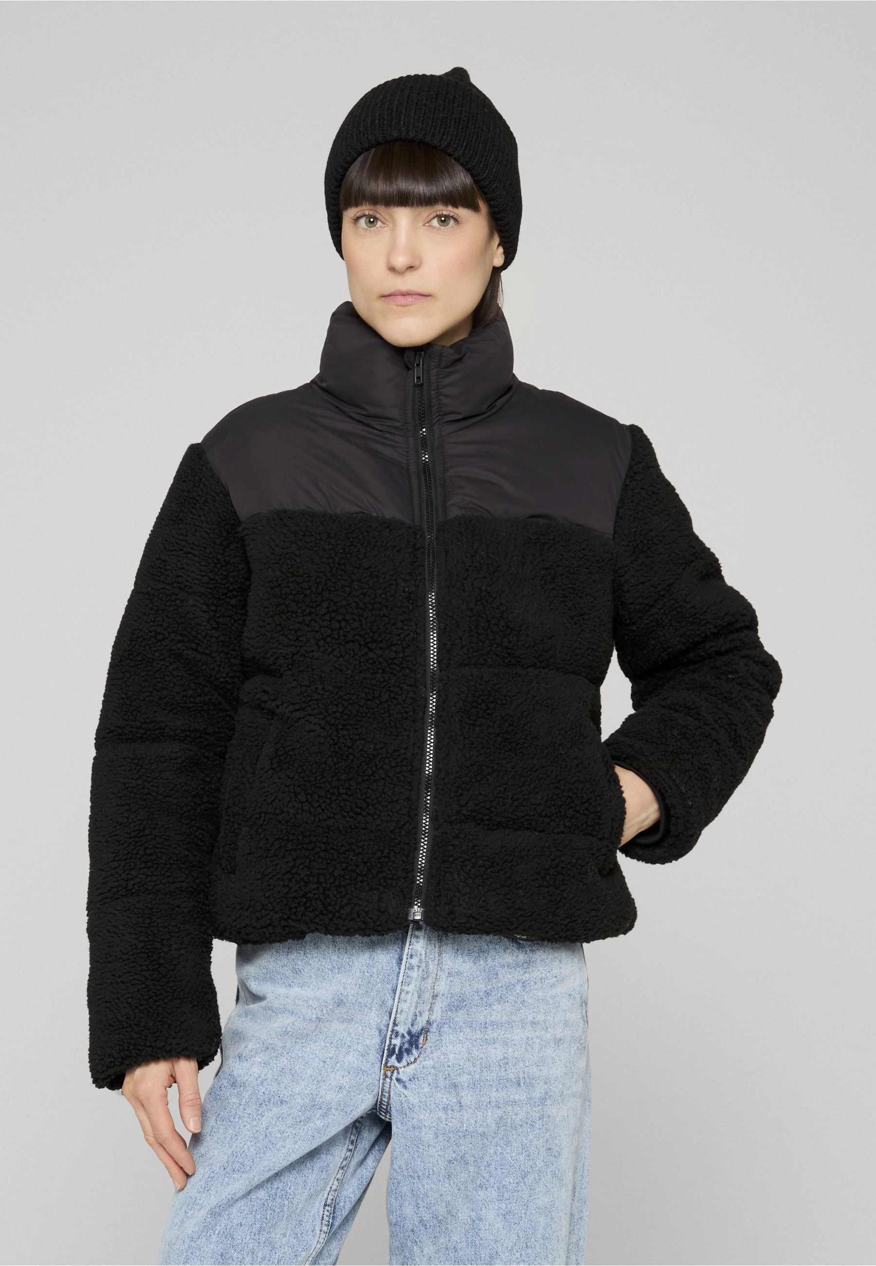 URBAN CLASSICS Winterjacke »Urban Classics Damen Ladies Short Sherpa Mix Puffer Jacket« 1 Stk. tlg. ohne Kapuze