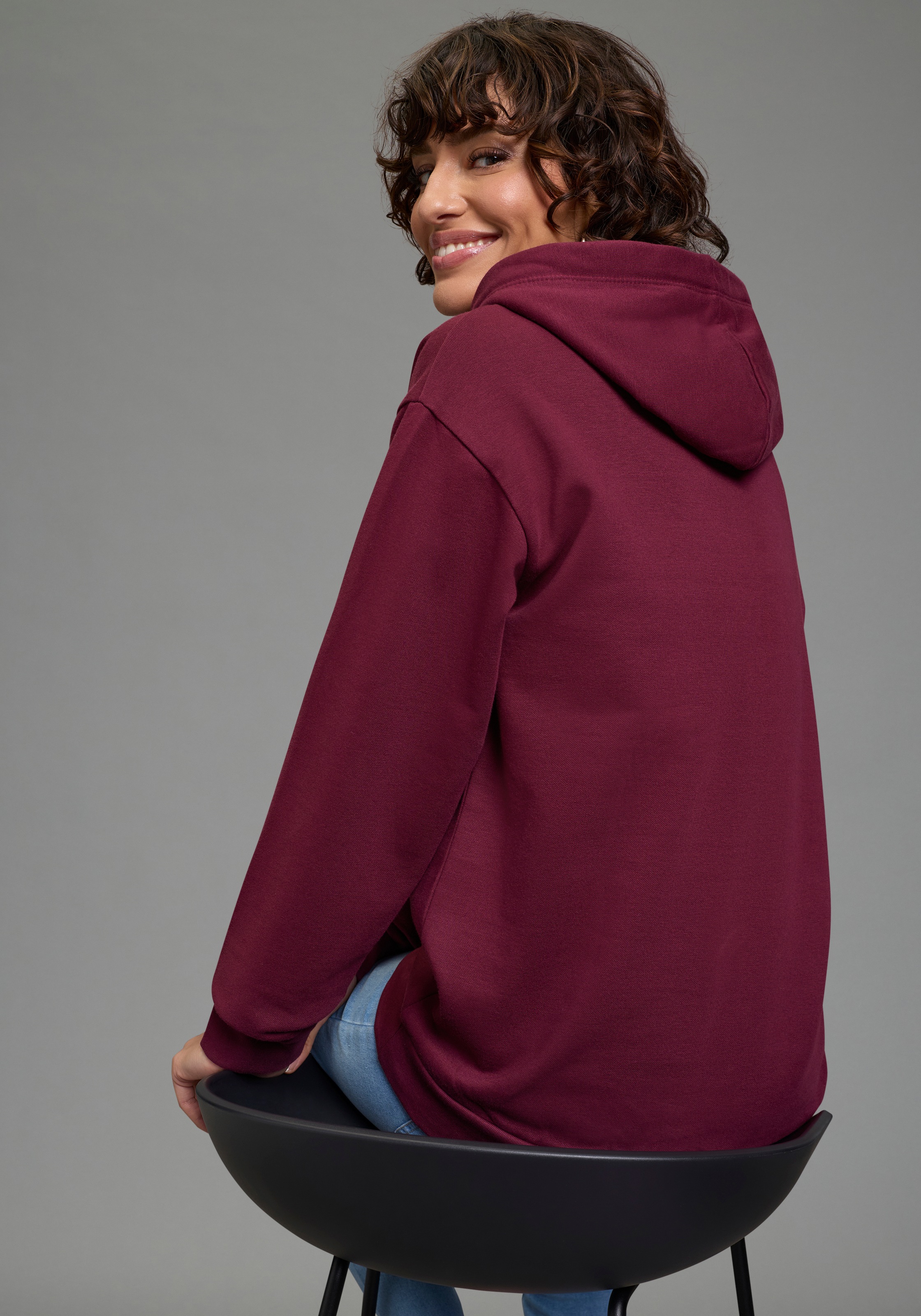 DELMAO Kapuzensweatshirt , Weiche Baumwollmischung mit Kängurutasche und bedruckter Kordel
