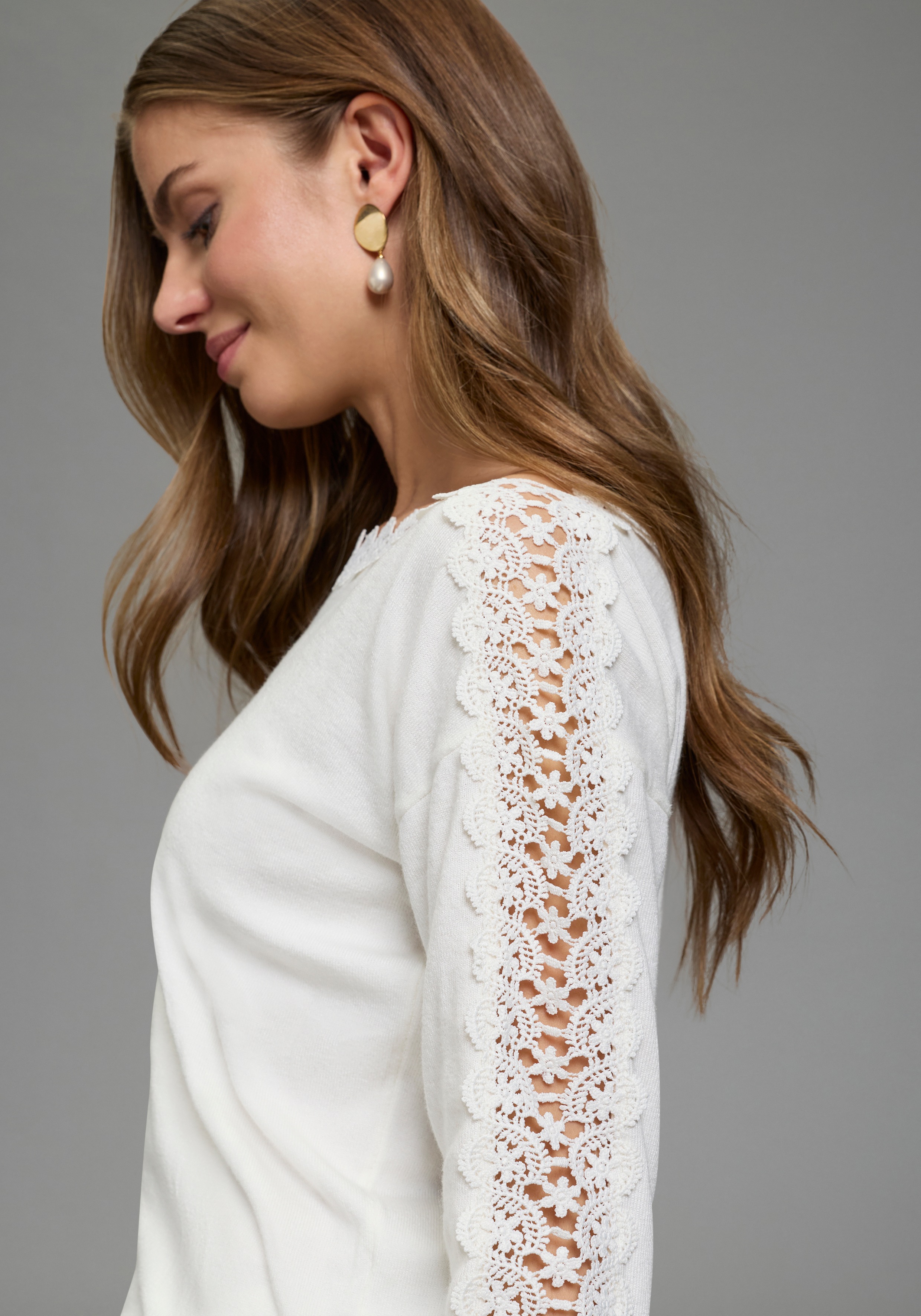 Thumbnail - Laura Scott Strickpullover mit femininem Spitzeneinsatz aus Viskosemischung