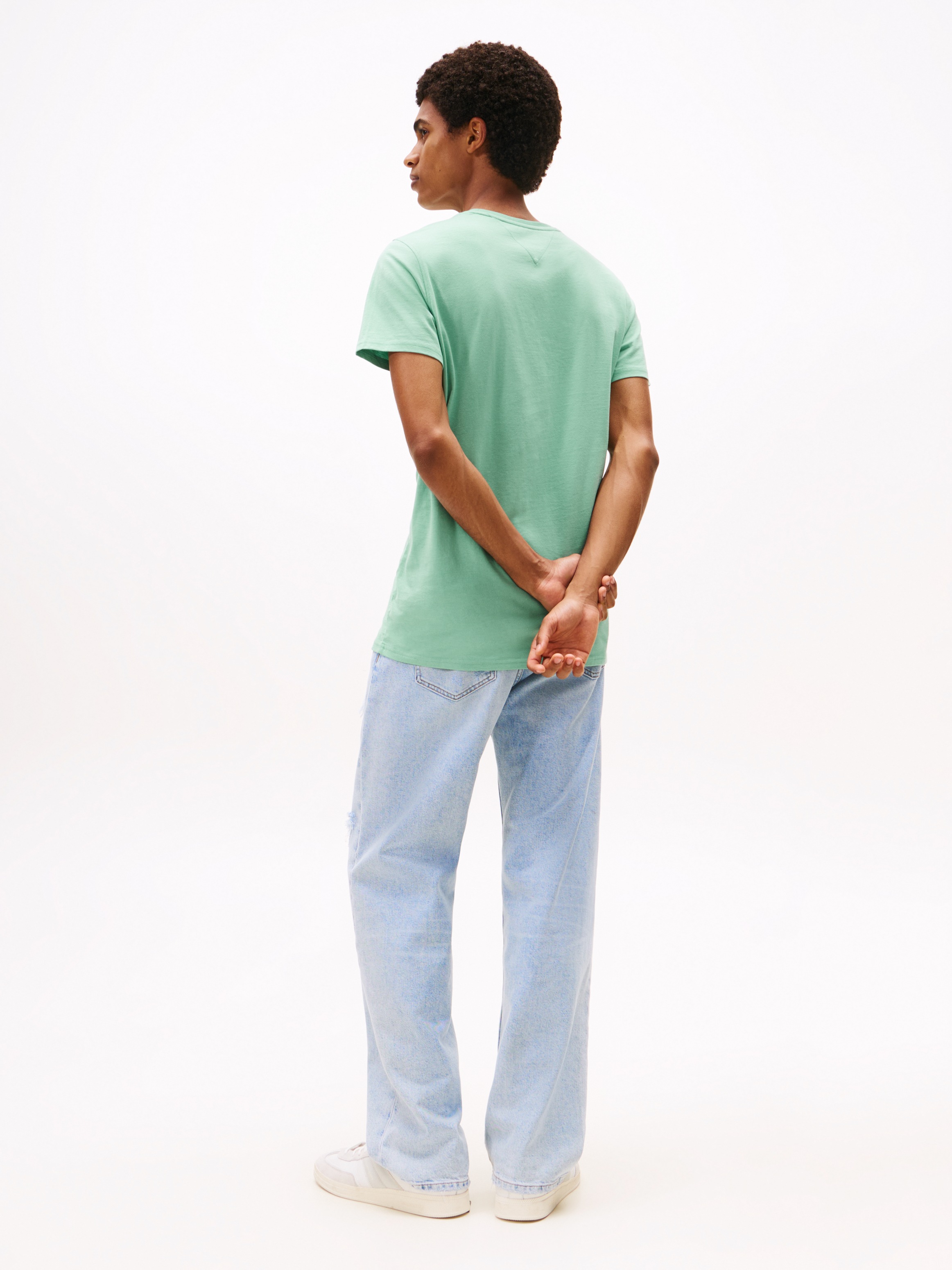 Tommy Jeans T-Shirt »TJM ESSENTIAL SOLID TEE« mit Rundhalsausschnitt und dezenter Logo-Flag