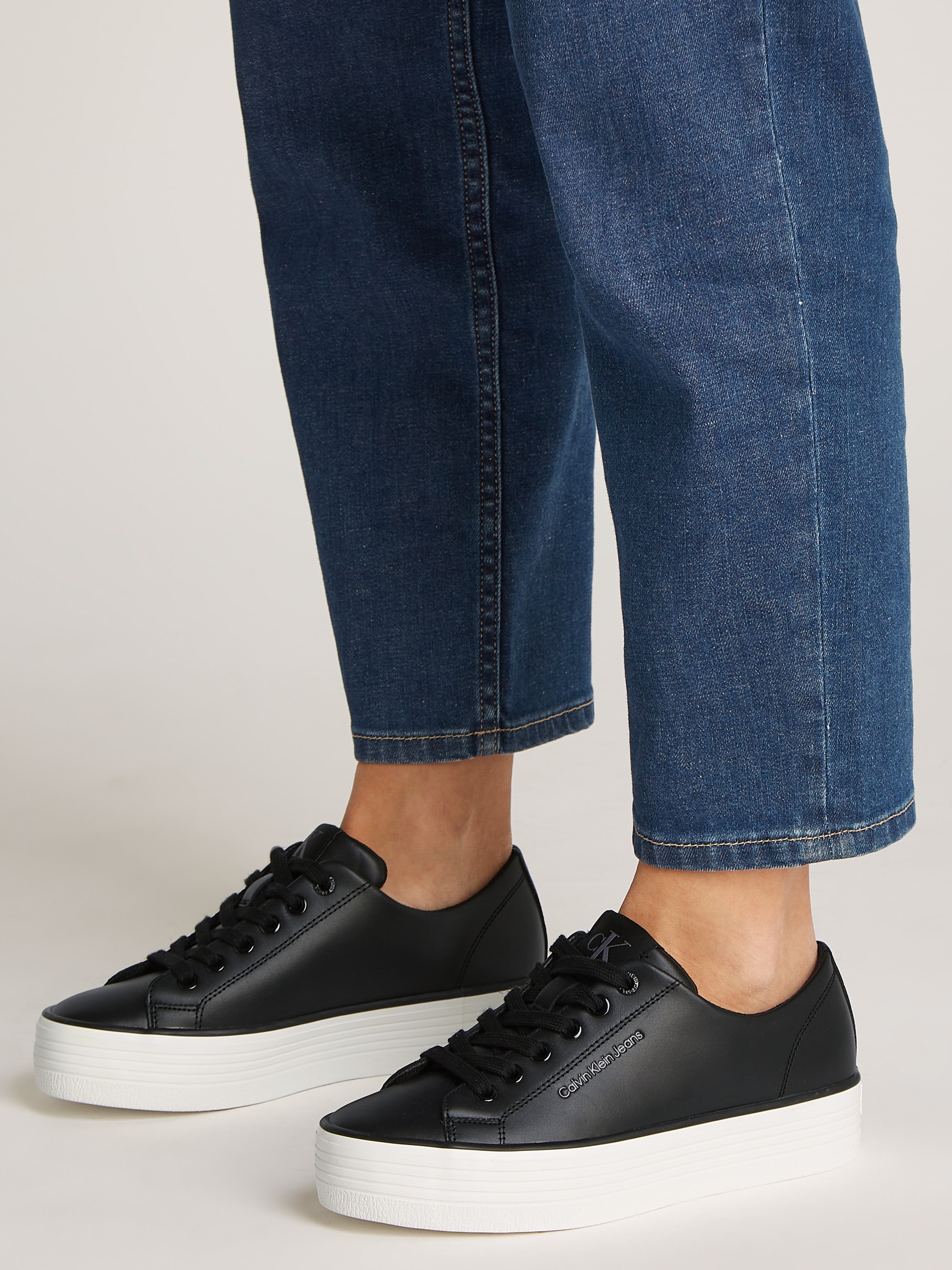 Calvin Klein Jeans Sneaker »BOLD VULC FLATF LOW LTH IN«, Halbschuh, Schnürschuh, Freizeitschuh mit CK-Logo an der Ferse
