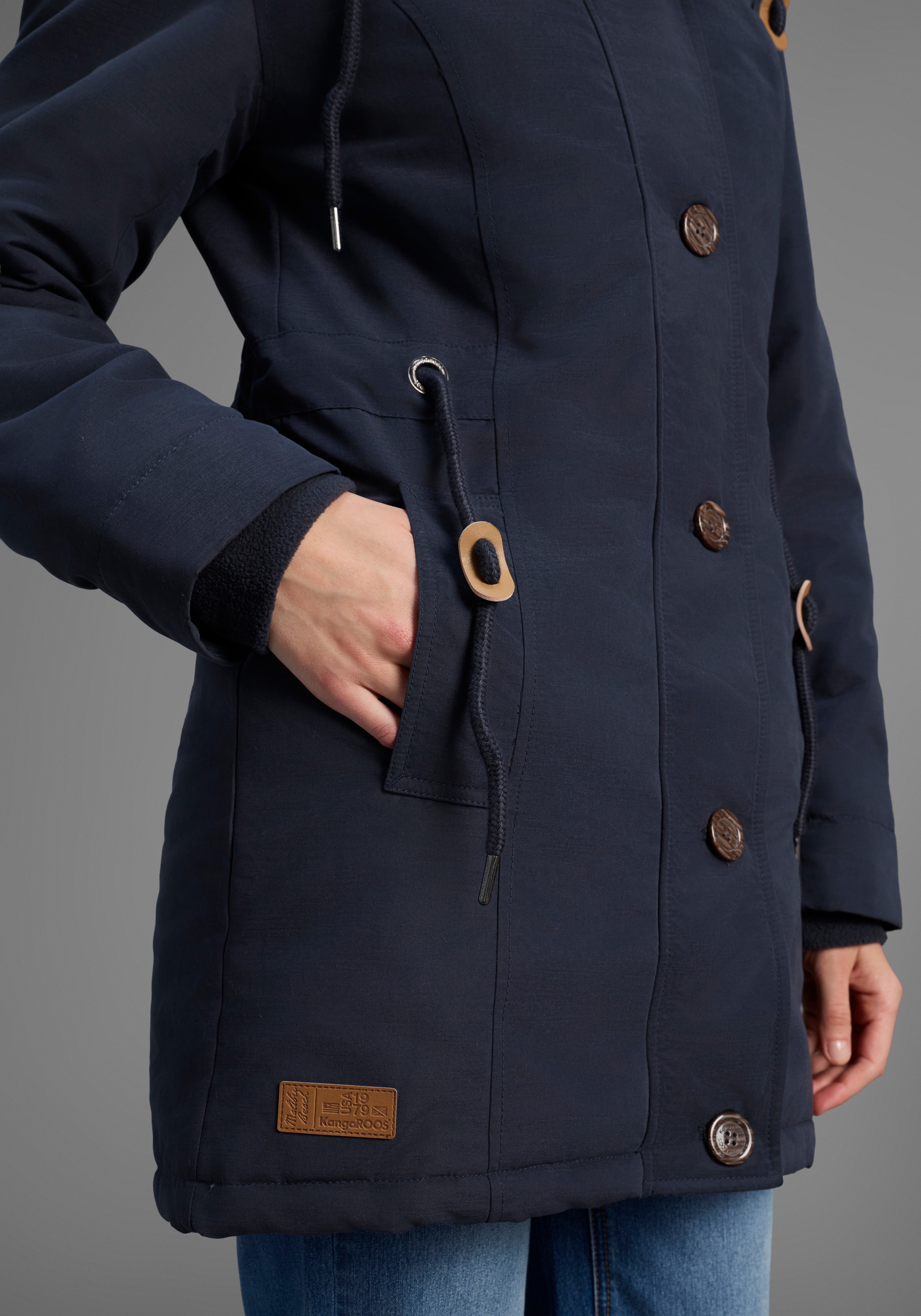 Thumbnail - KangaROOS Winterjacke mit Kapuze für die kalte Jahreszeit, aus leichtem Webstoff, modisch
