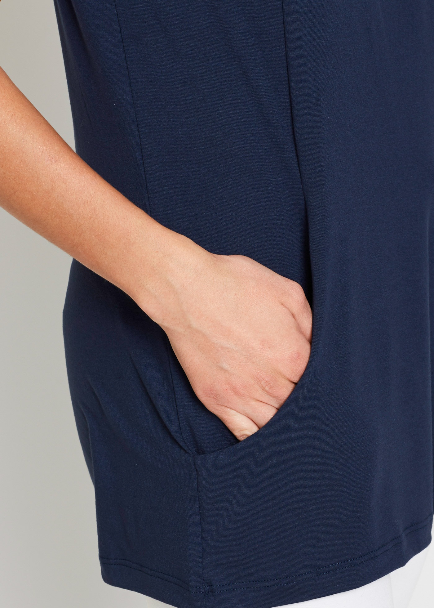 Thumbnail - bonprix Longshirt figurumspielende Passform, Kurzarm, mit Eingriffstaschen