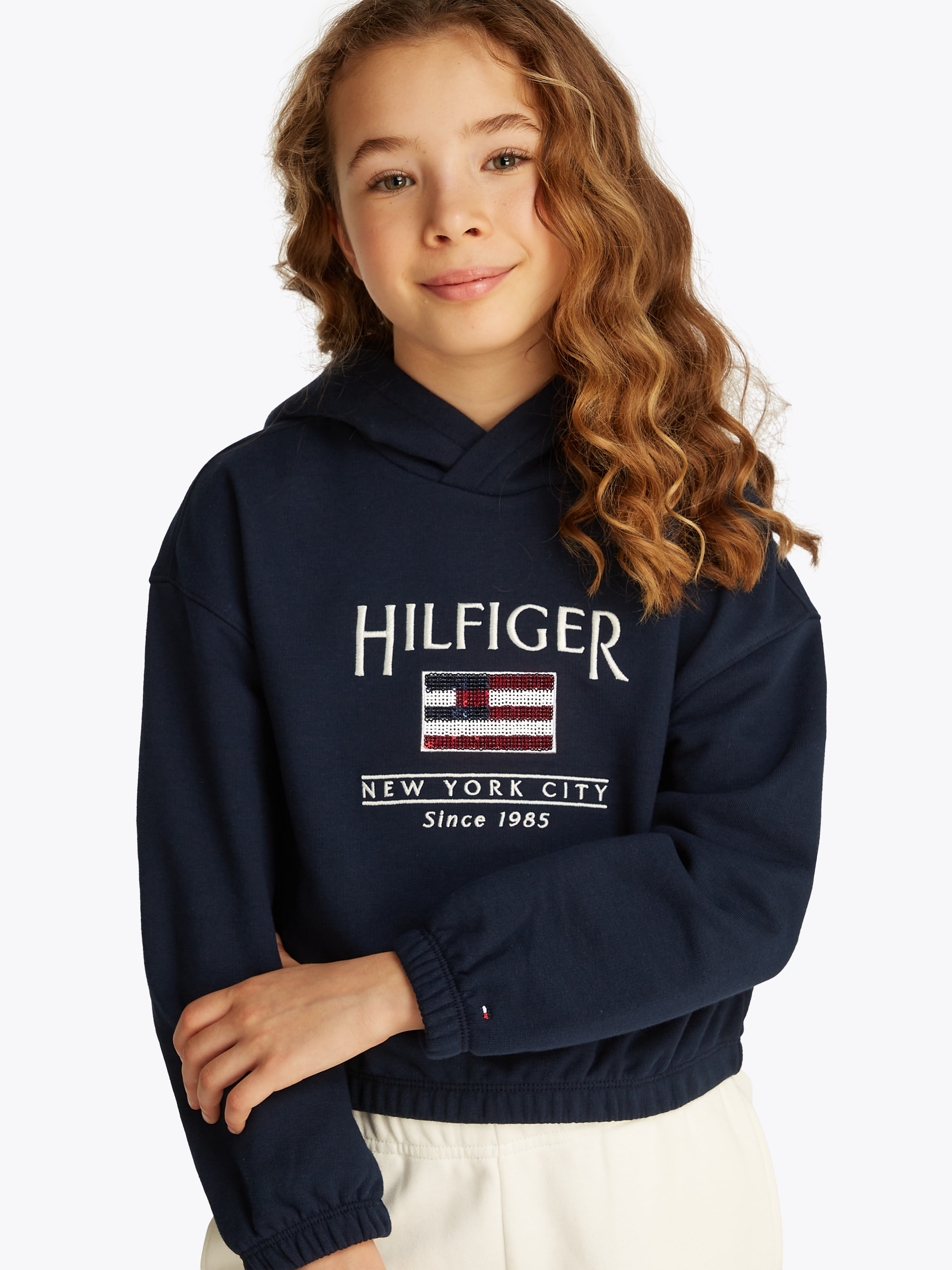 Tommy Hilfiger Kapuzensweatshirt »HILFIGER SEQUIN FLAG HOODIE«, mit Pailetten, mit Logostickereien