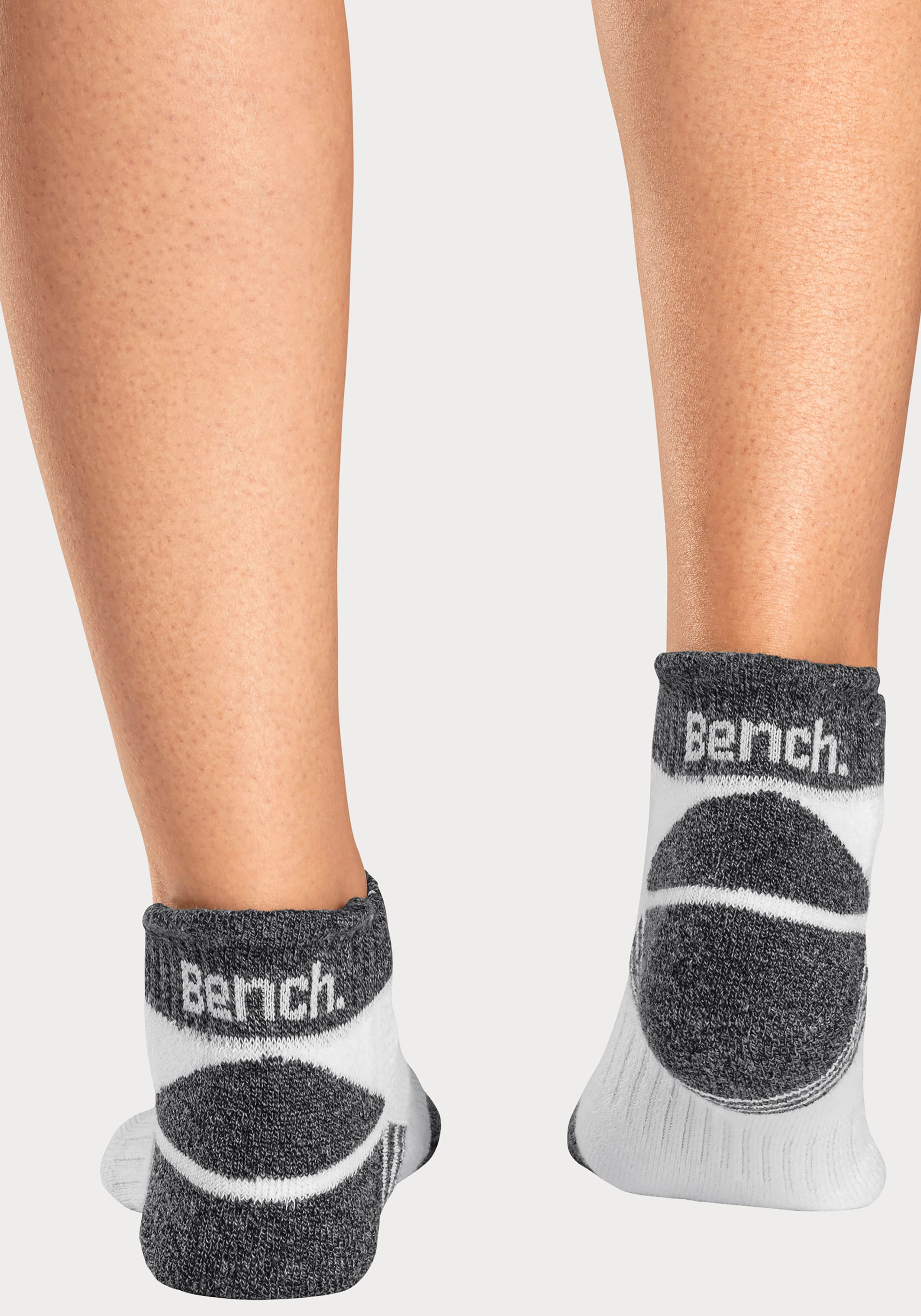 Bench. Sneakersocken, (Packung, 3 Paar), mit Mittelfußgummi und Pikeestruktur