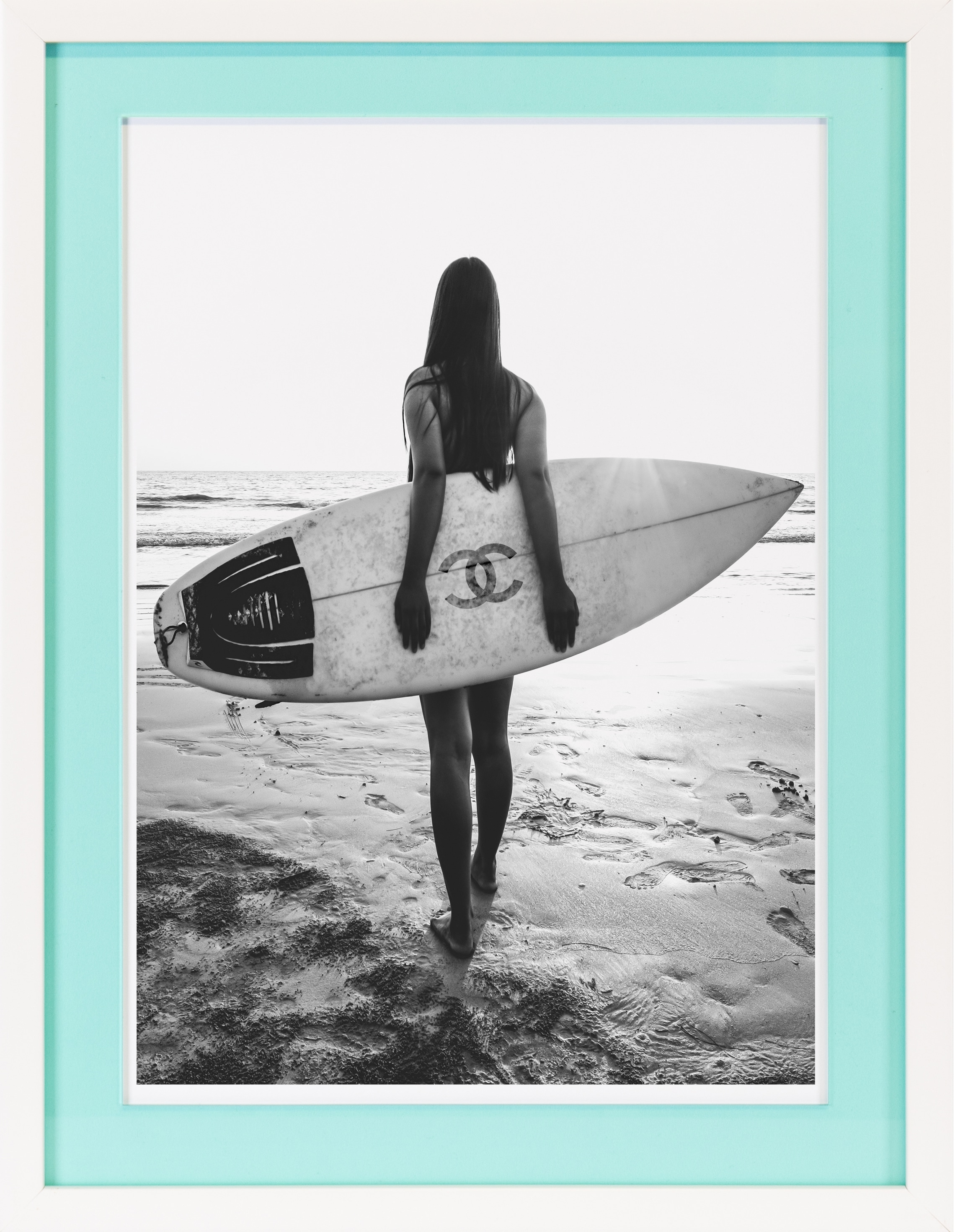 queence Bild mit Rahmen »Frau, Logo, Surfbrett schwarz weiß«, Bilder von Frauen-Frau-Meer-Schwarz-Weiß-Strand-Strandbilder, (1 St.), Poster mit buntem Acrylglas Passepartout