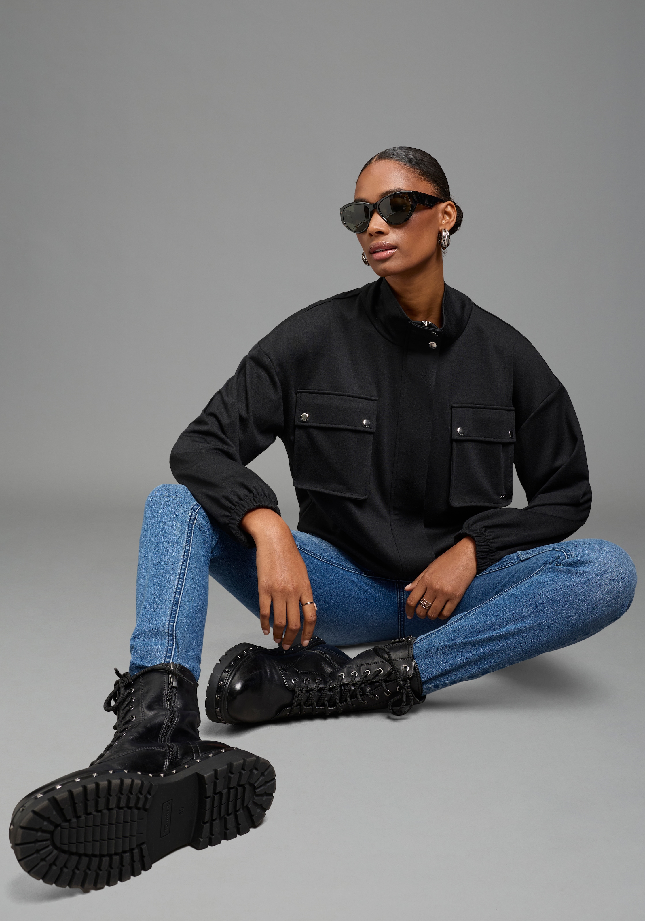 Bruno Banani Sweatjacke »in modischer Blouson-Form« und eleganten Knöpfen, hüftlange Schnittform, mit Stehkragen