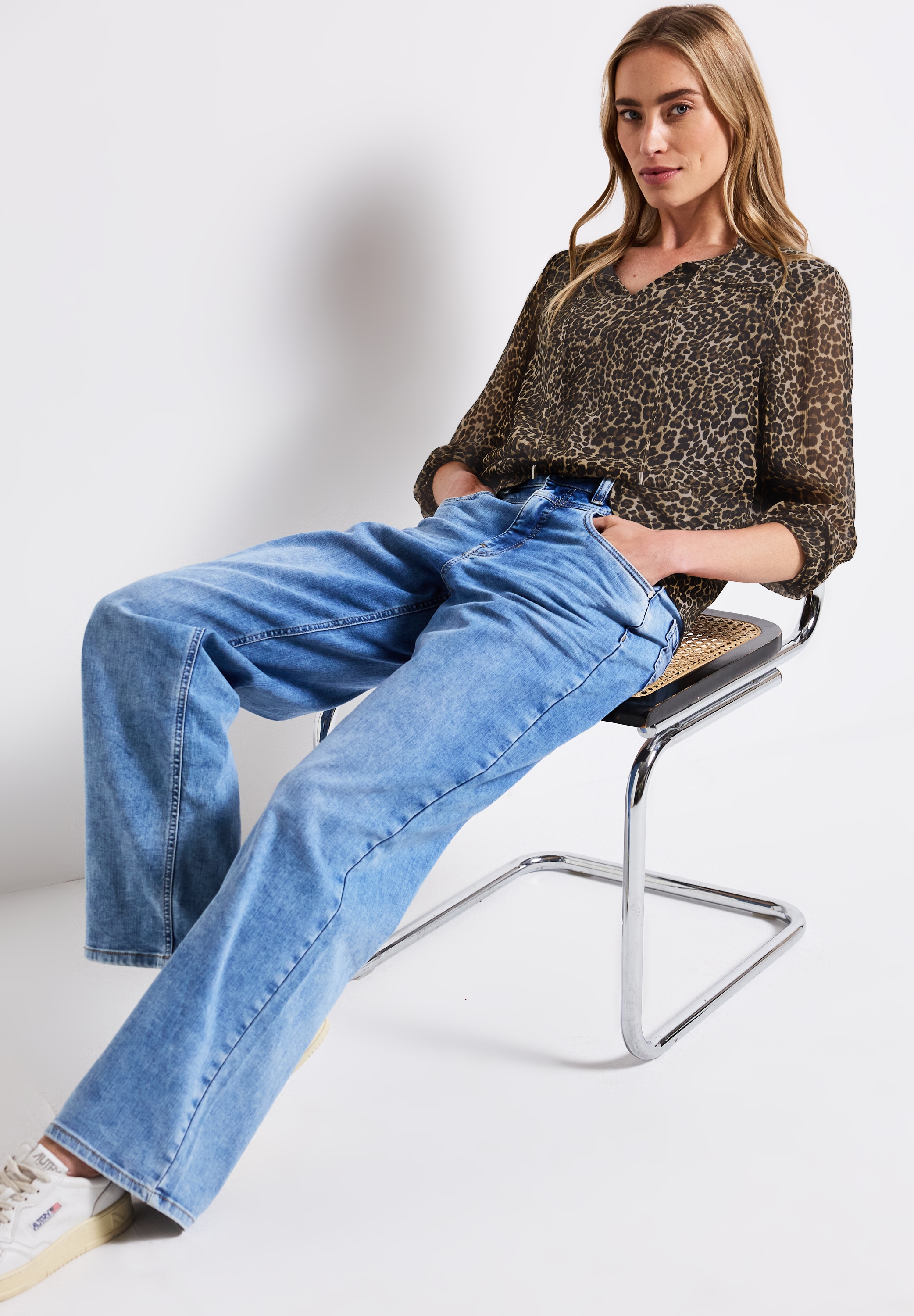 STREET ONE Chiffonbluse, mit Leo-Print, geschlitzter Ausschnitt mit Bändern