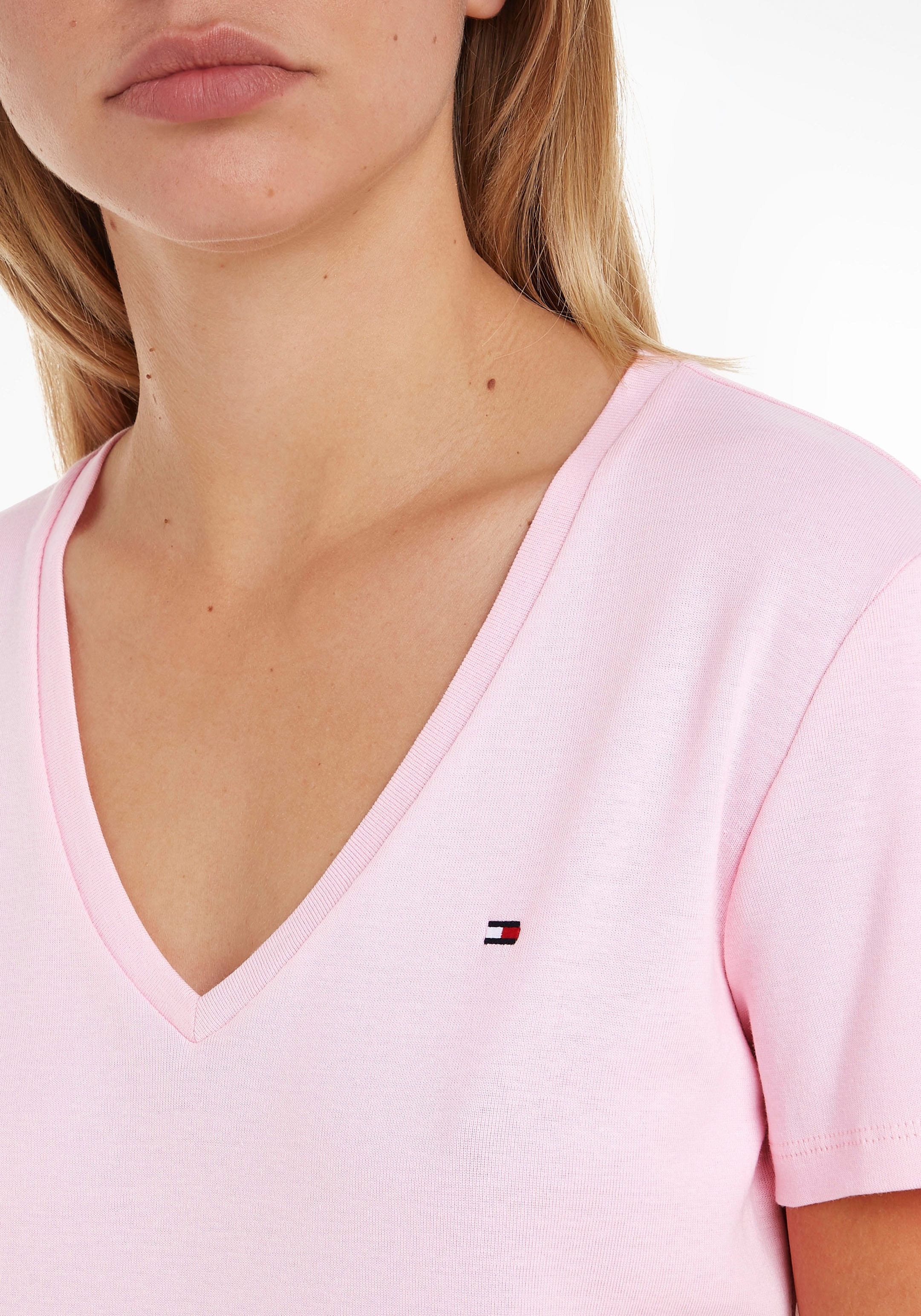 Tommy Hilfiger T-Shirt »SLIM CODY V-NECK bestellen | SS«, Logostickerei BAUR RIB online dezenter mit