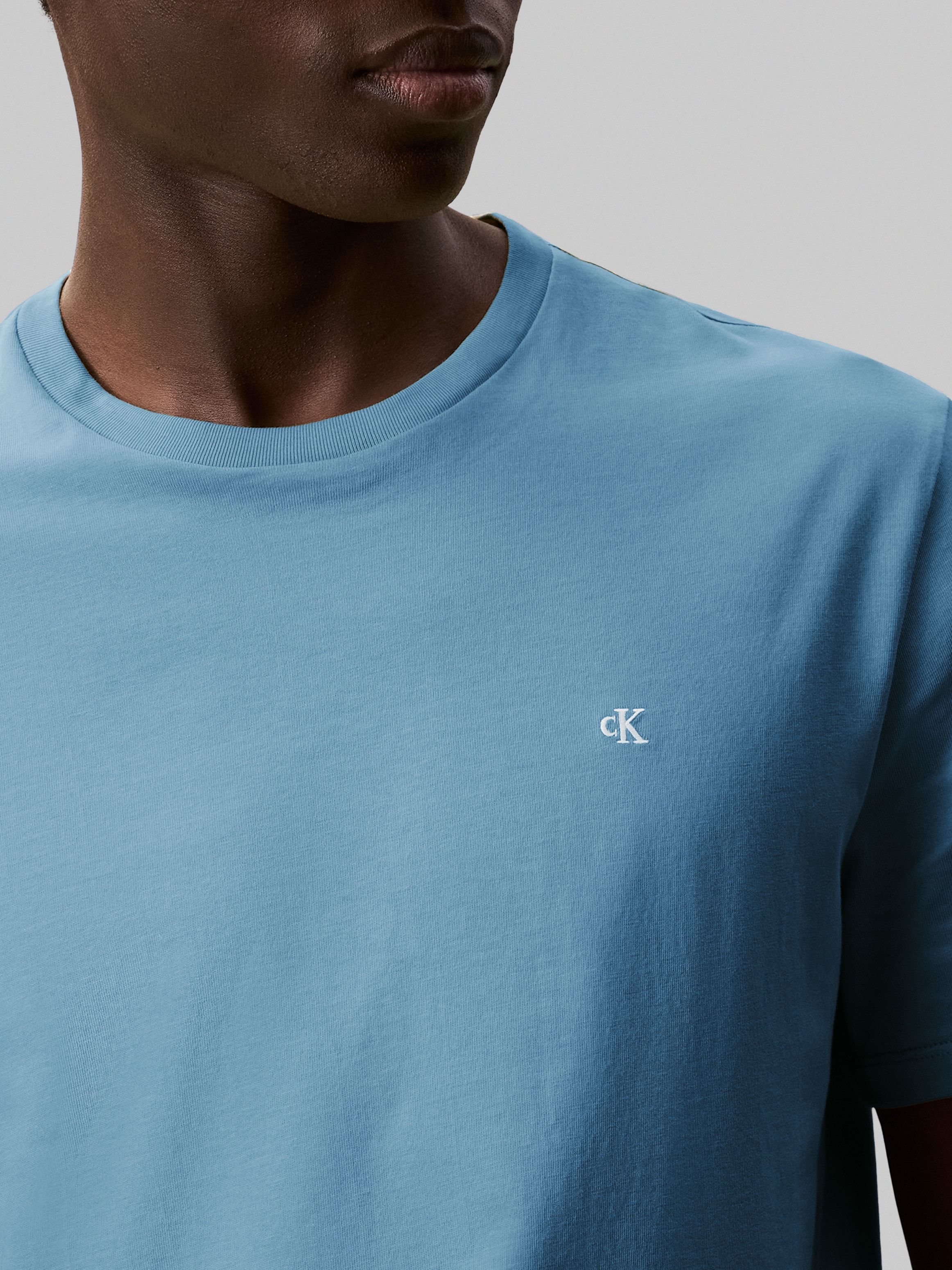Calvin Klein Jeans T-Shirt »SS SMOOTH CTTN SOLID CREWNK TEE«, mit Logo