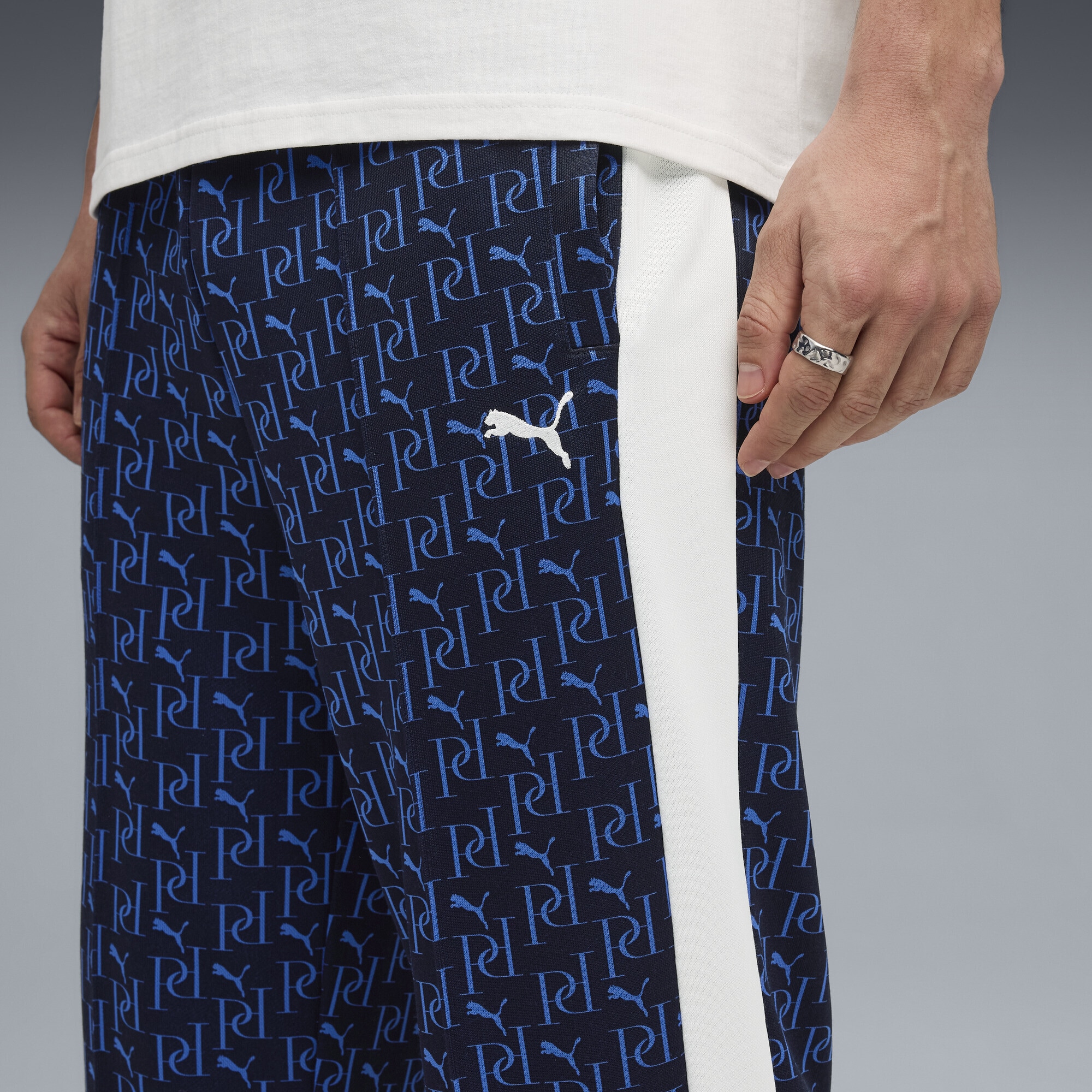 PUMA Sporthose »T7 Allover-Print Relaxed Trainingshose Herren«