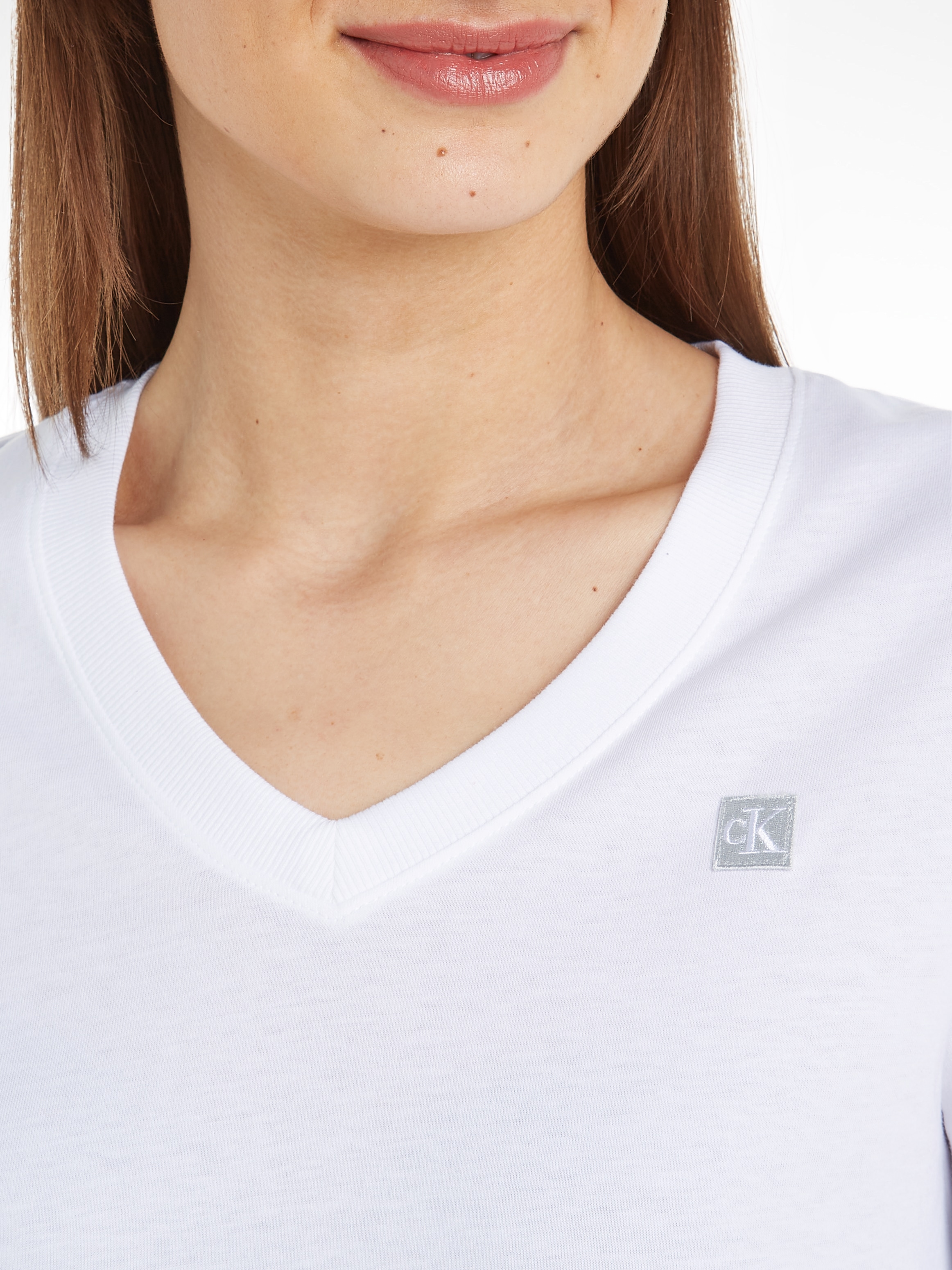 Calvin Klein Jeans T-Shirt »CK EMBRO BADGE V-NECK TEE«, mit Logomarkenlabel