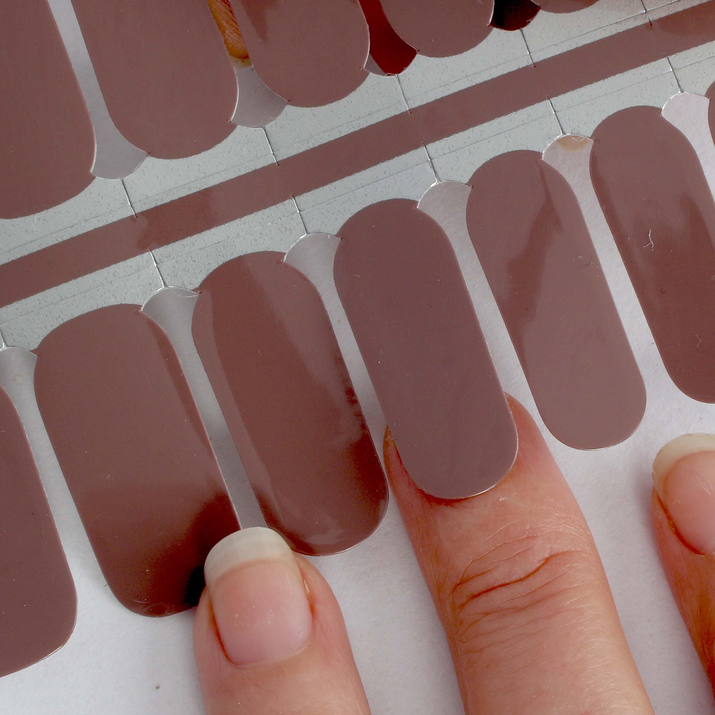 Vargu Nagellack »solid brown«, aus zertifizierter Produktion (SGS / SEDEX) und Material (FSC)