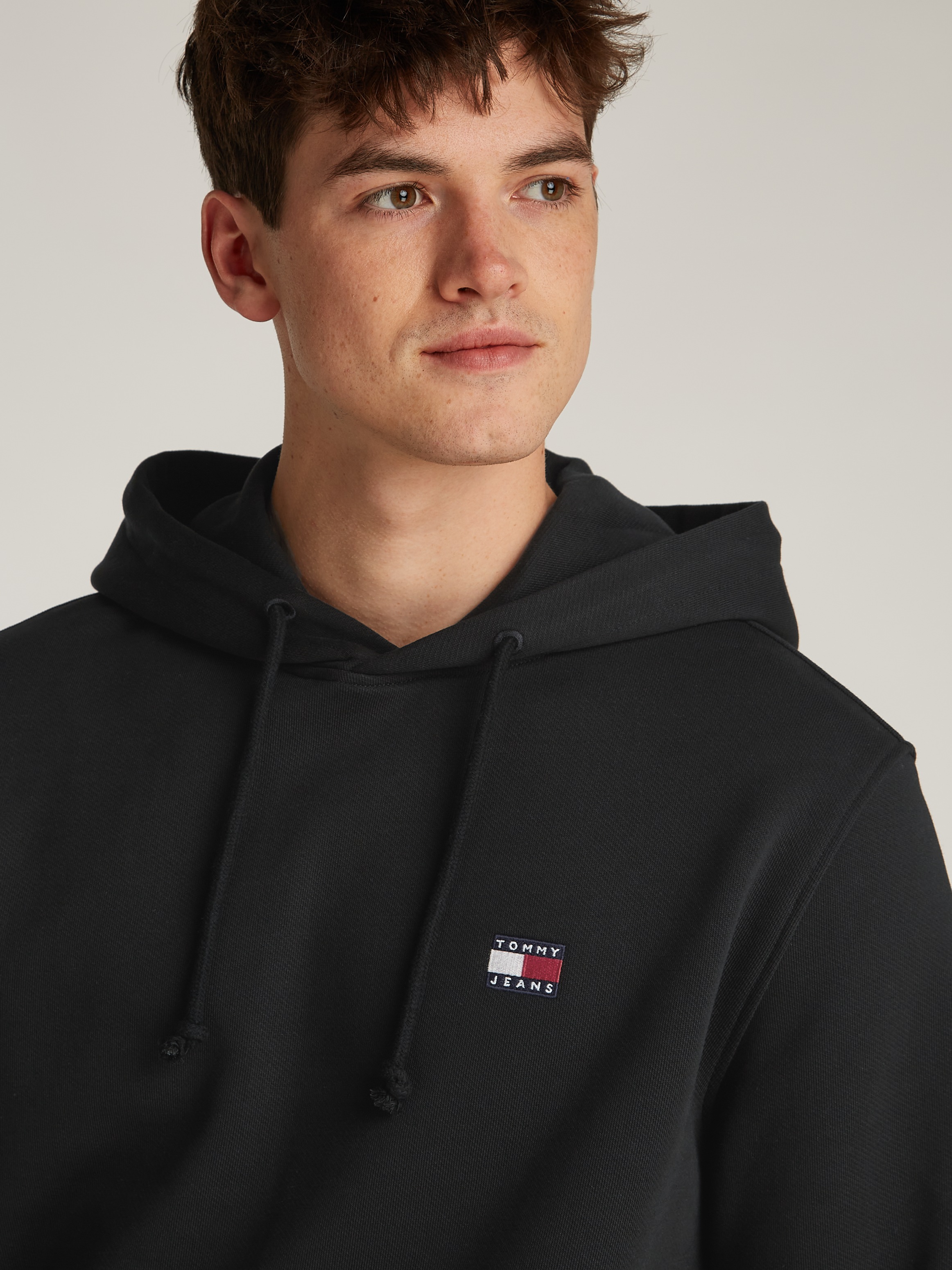 Tommy Jeans Hoodie »TJM REG BADGE HOODIE EXT«, Mit Rundhalsausschnitt