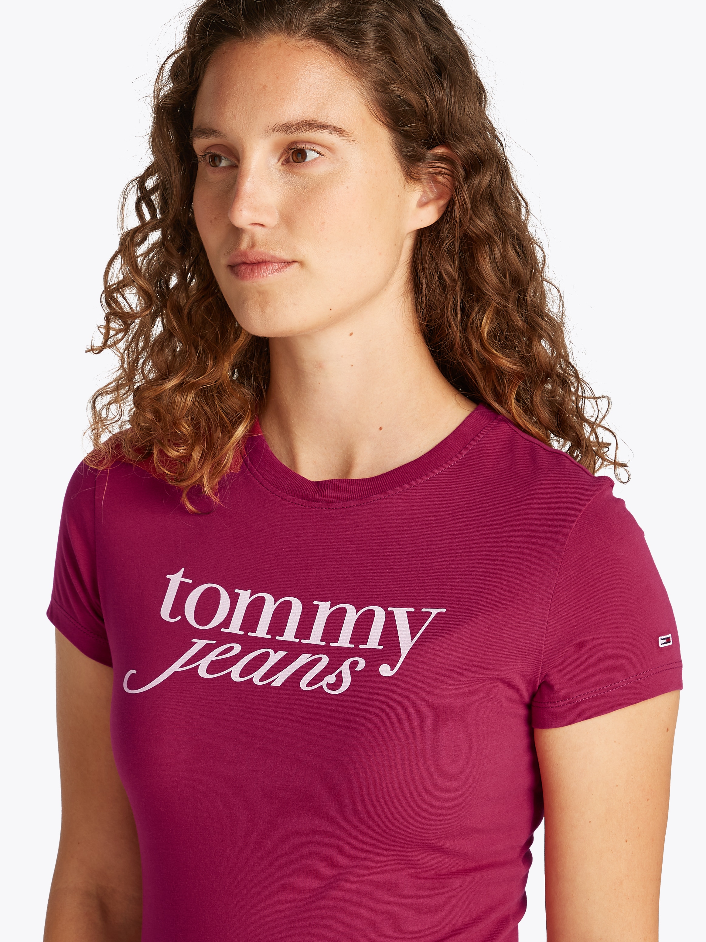 Tommy Jeans Curve Rundhalsshirt »Shirt TJW SLIM ESSENTIAL«, in Großen Größen, Logo-Print auf Brusthöhe, mit Logostickerei