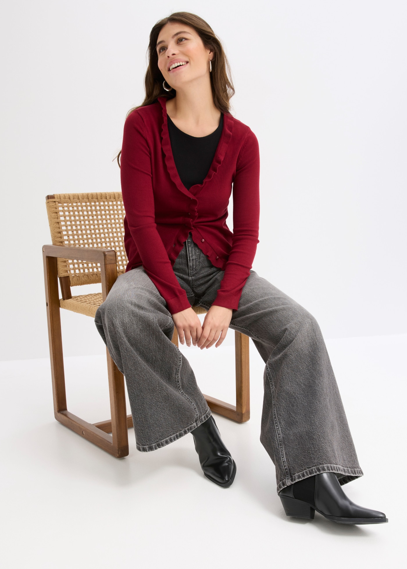 bonprix Strickjacke mit verspieltem Rüschenkragen, in kuscheliger Strickqualität, Slim Fit