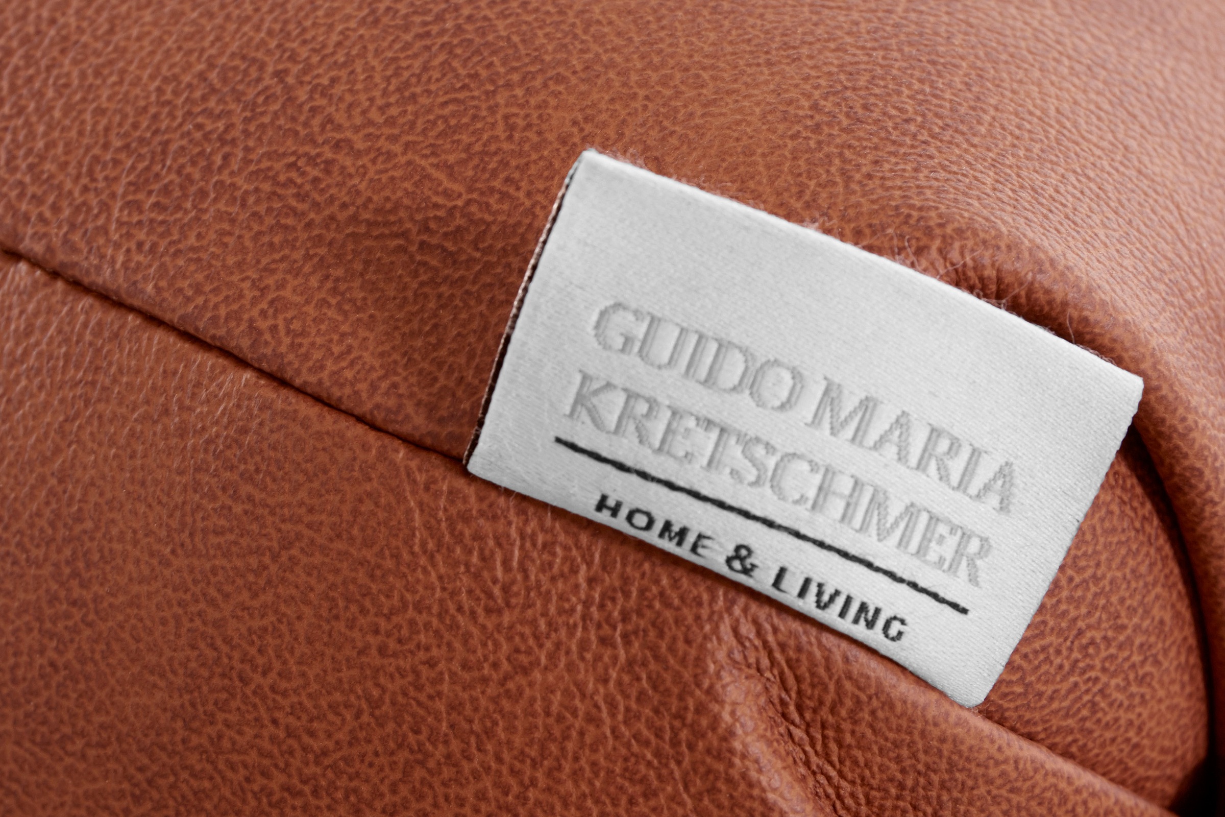 Guido Maria Kretschmer Home&Living Polsterhocker »Kalina«, mit klassischer Chesterfield-Knopfheftung, passend zur Serie "Kalina"