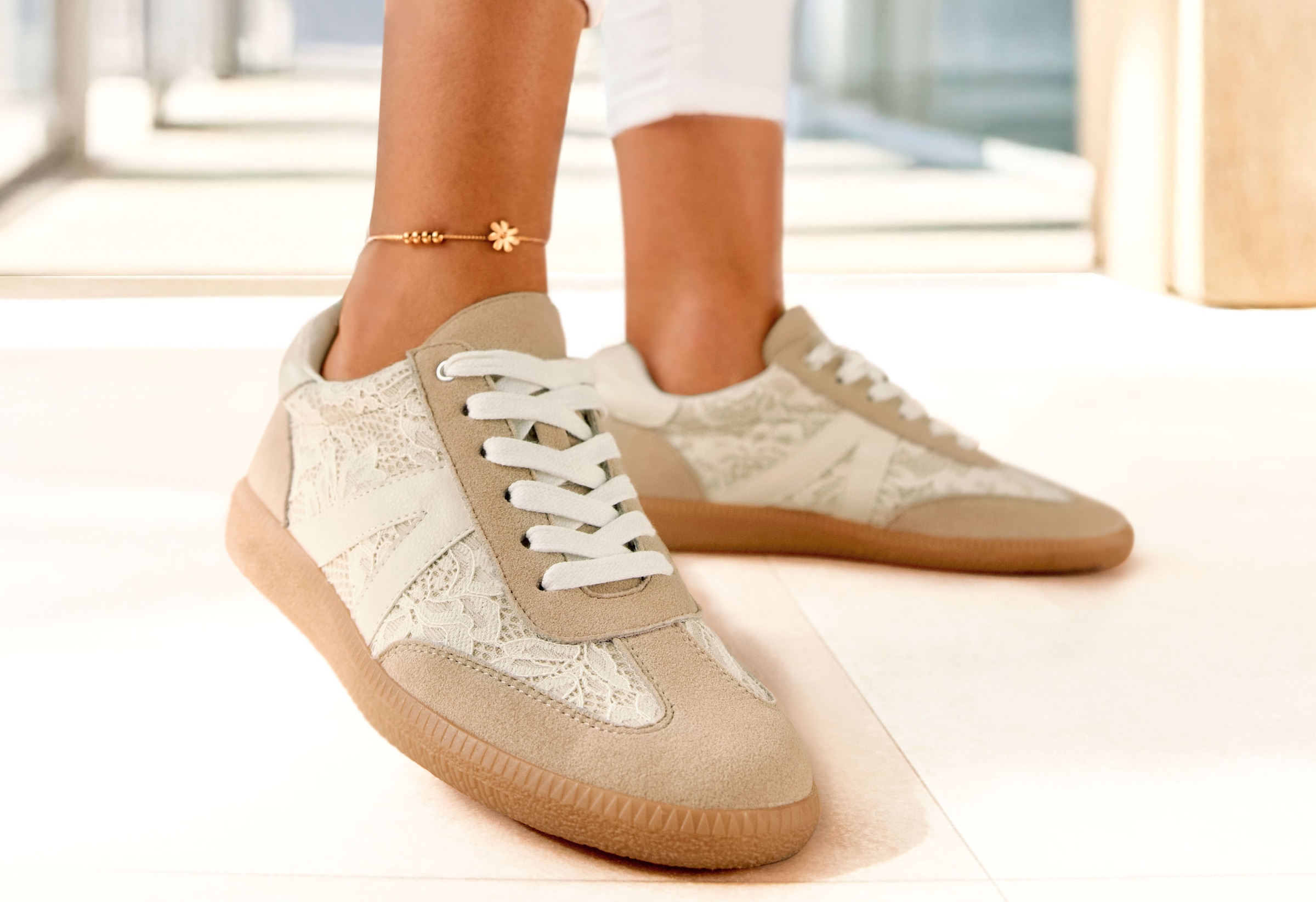 LASCANA Sneaker, Schnürhalbschuhe, Freizeitschuhe mit Spitzen-Einsatz