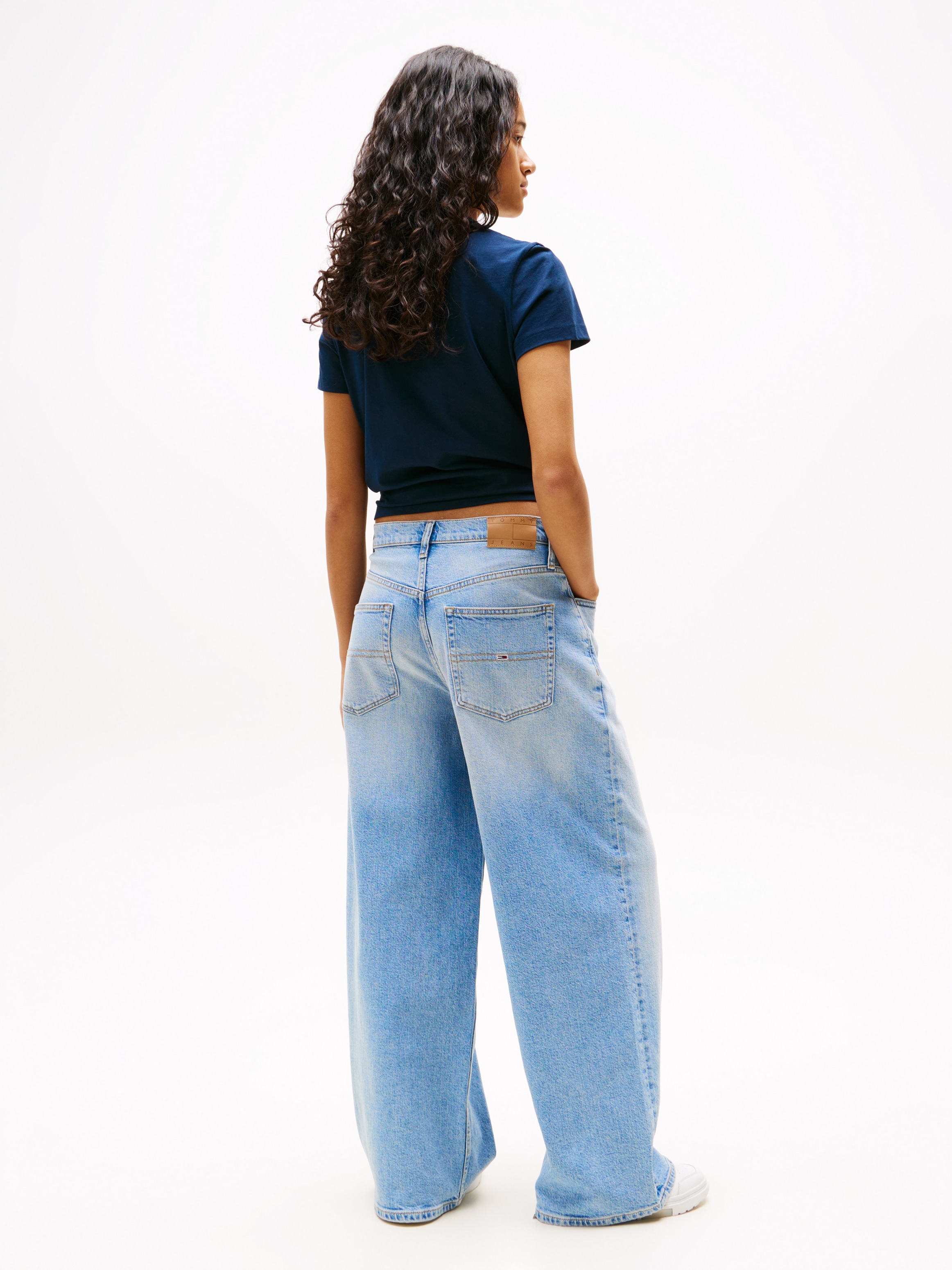 Tommy Jeans Loose-fit-Jeans »Charlie Mid Rise Lose Wide«, mit Logostickerei