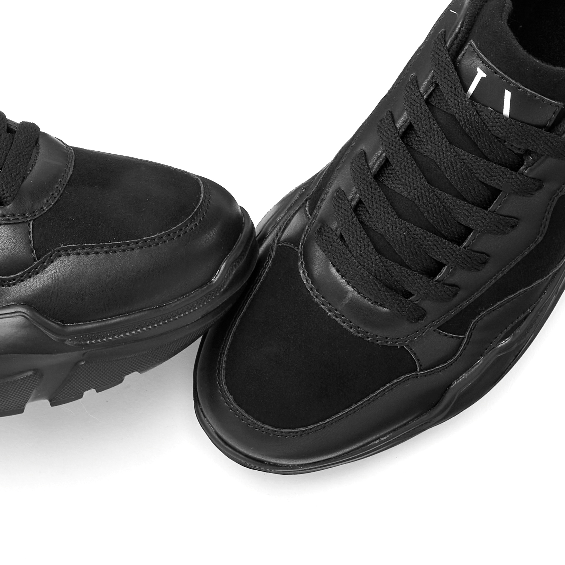 LASCANA Sneaker, Halbschuh, Sportschuh, leichte Chunky Sohle, weiche Innensohle VEGAN