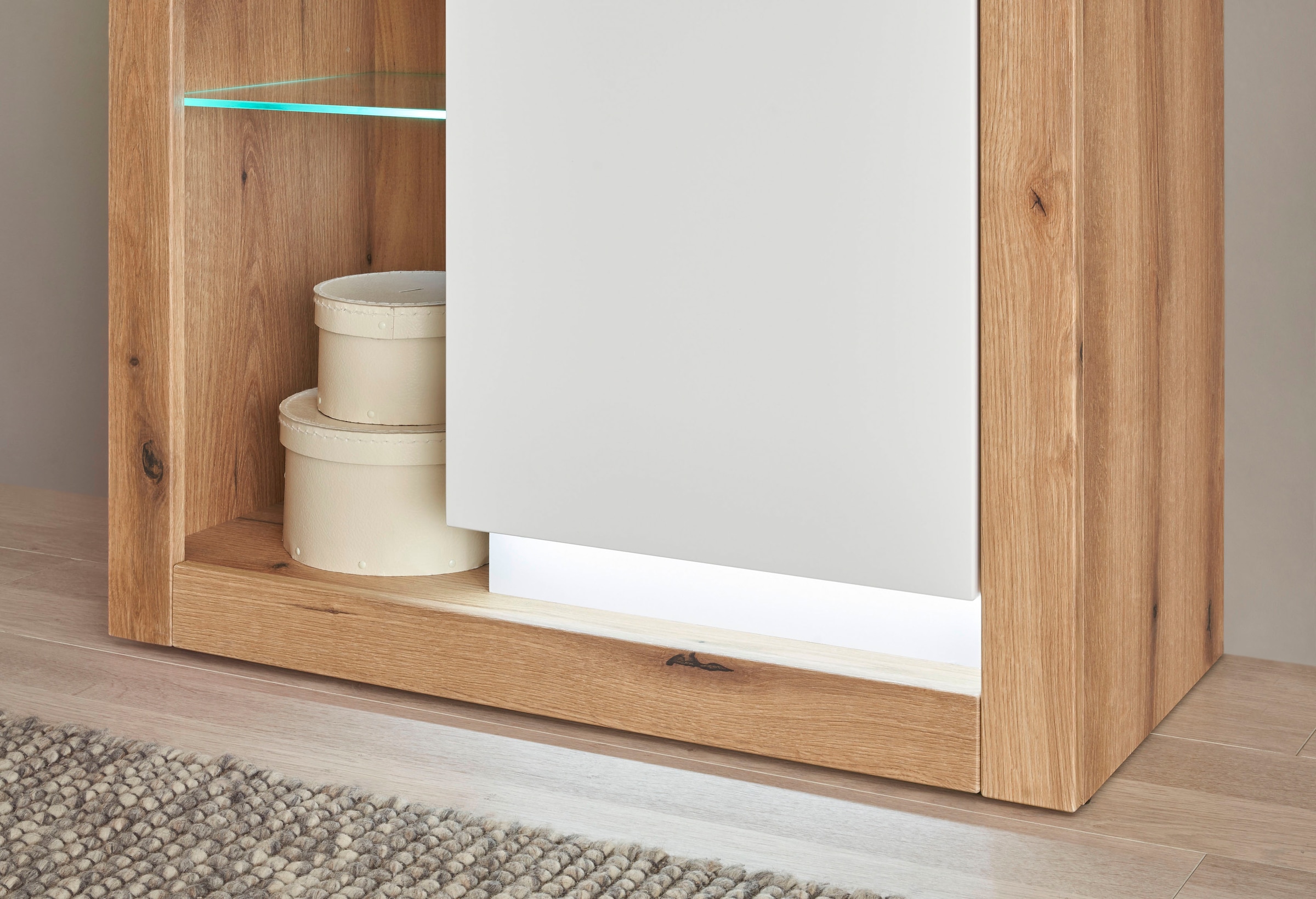 INOSIGN Vitrine »Brixen, Vitrinenschrank in Eiche Dekor, moderne Standvitrine«, Metallgriffe, ausreichend Stauraum, vielseitig einsetzbar, 80 cm breit