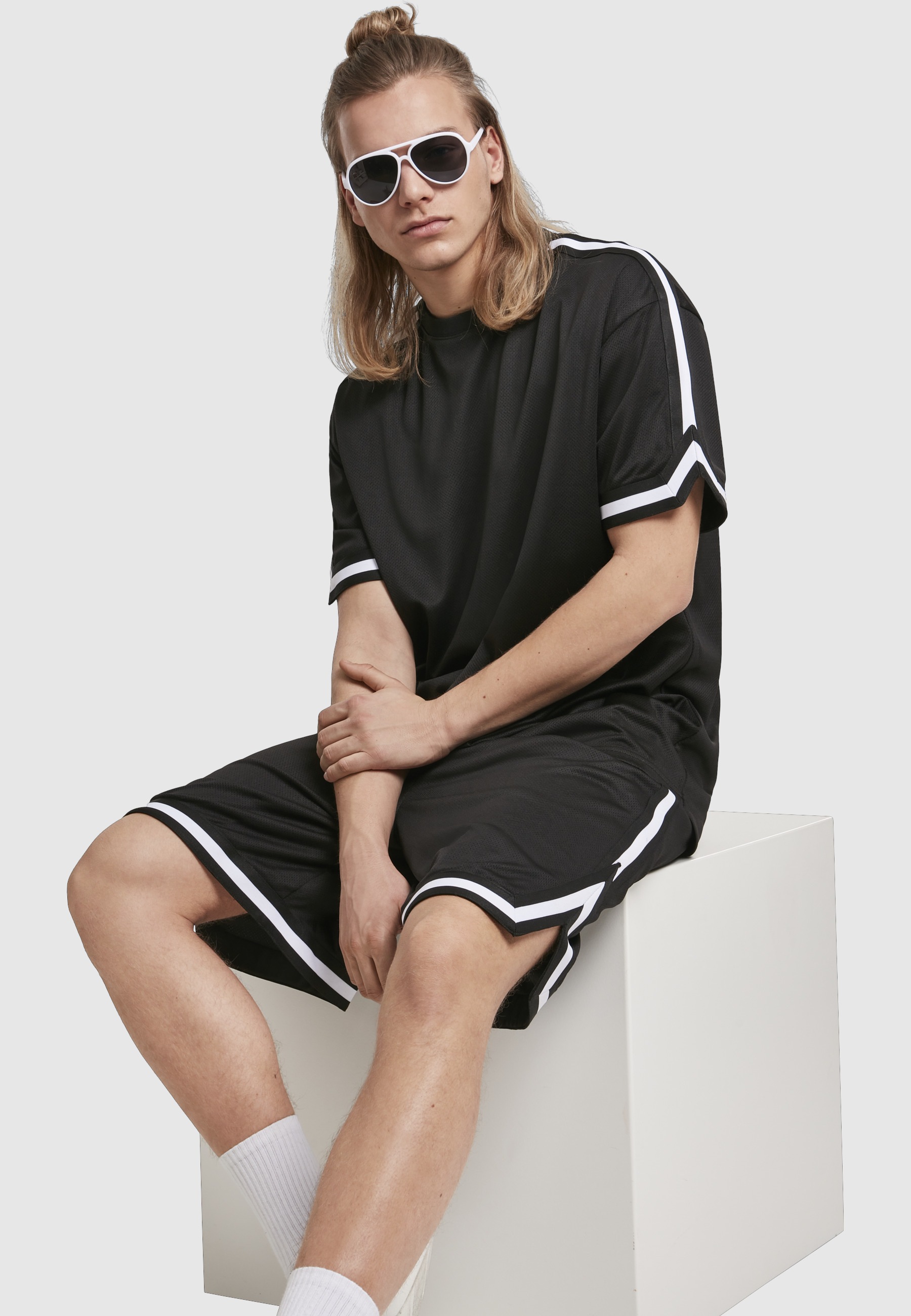 URBAN CLASSICS Shorts »Urban Classics Herren Premium Stripes Mesh Shorts«