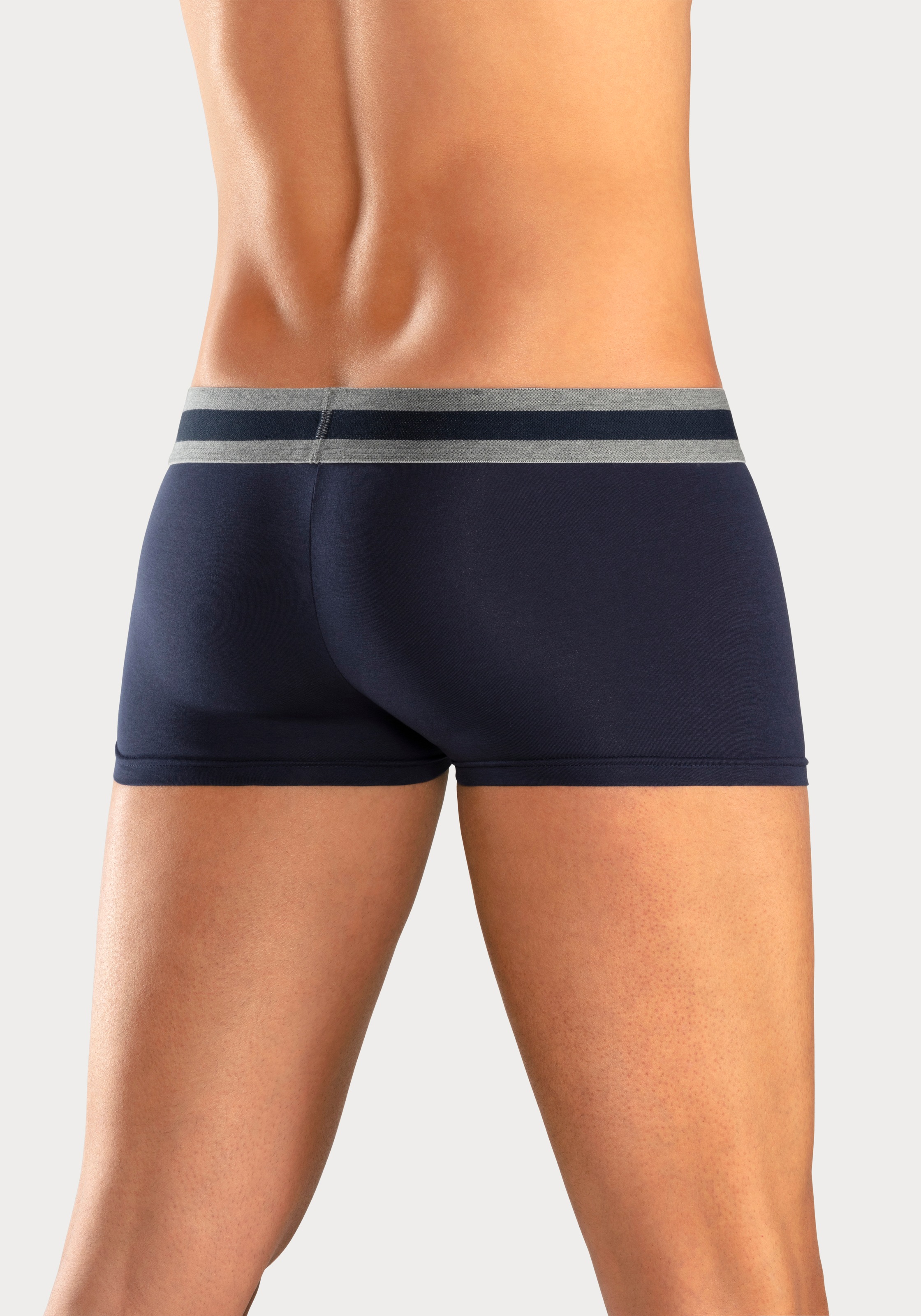 Bench. Boxershorts, (Packung, 4 St.), in Hipster-Form mit Overlock-Nähten vorn