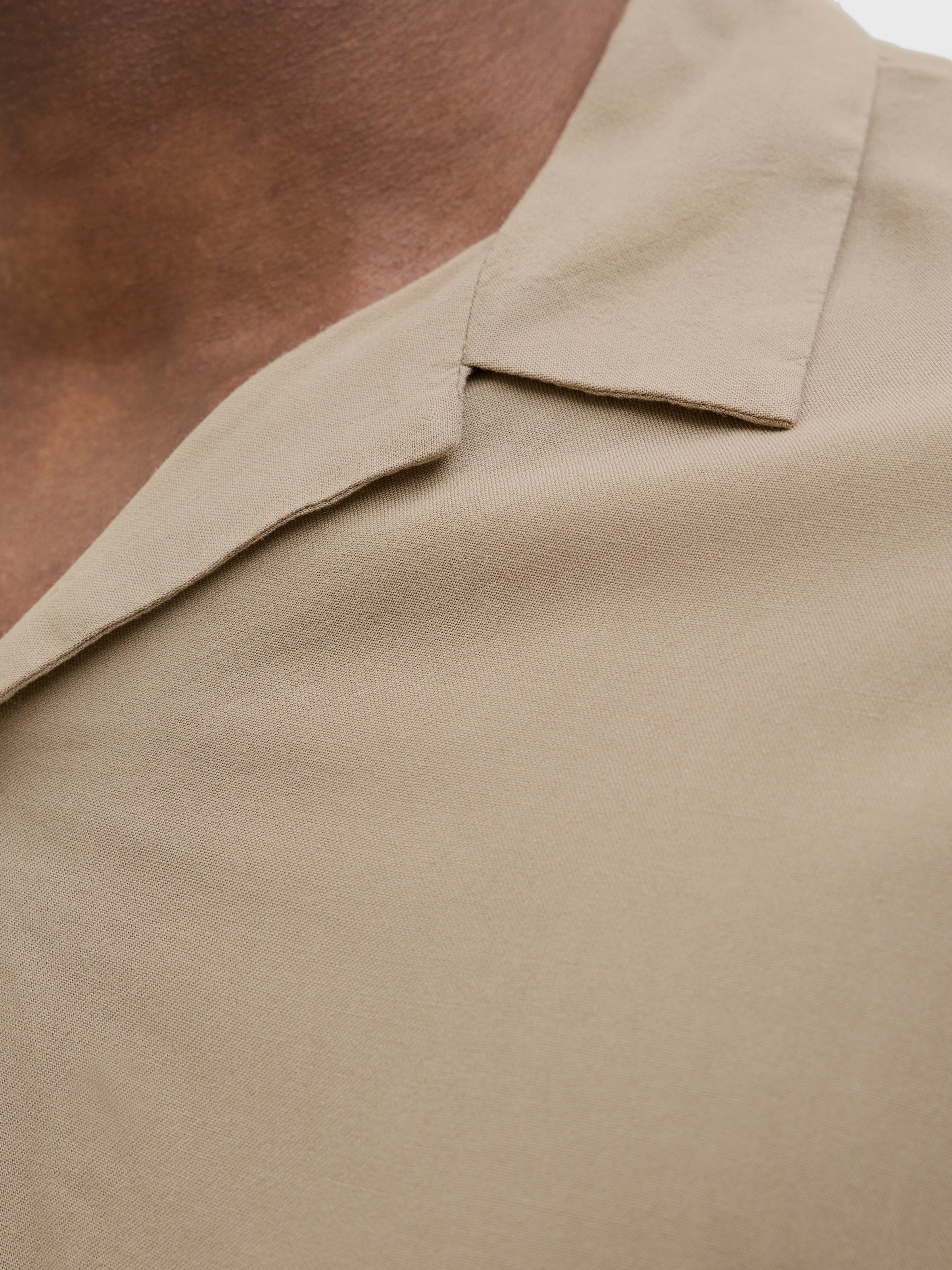 Thumbnail - Jack & Jones Kurzarmhemd "JJEJEFF SOLID RESORT SHIRT S/S SN" mit Resort Kragen