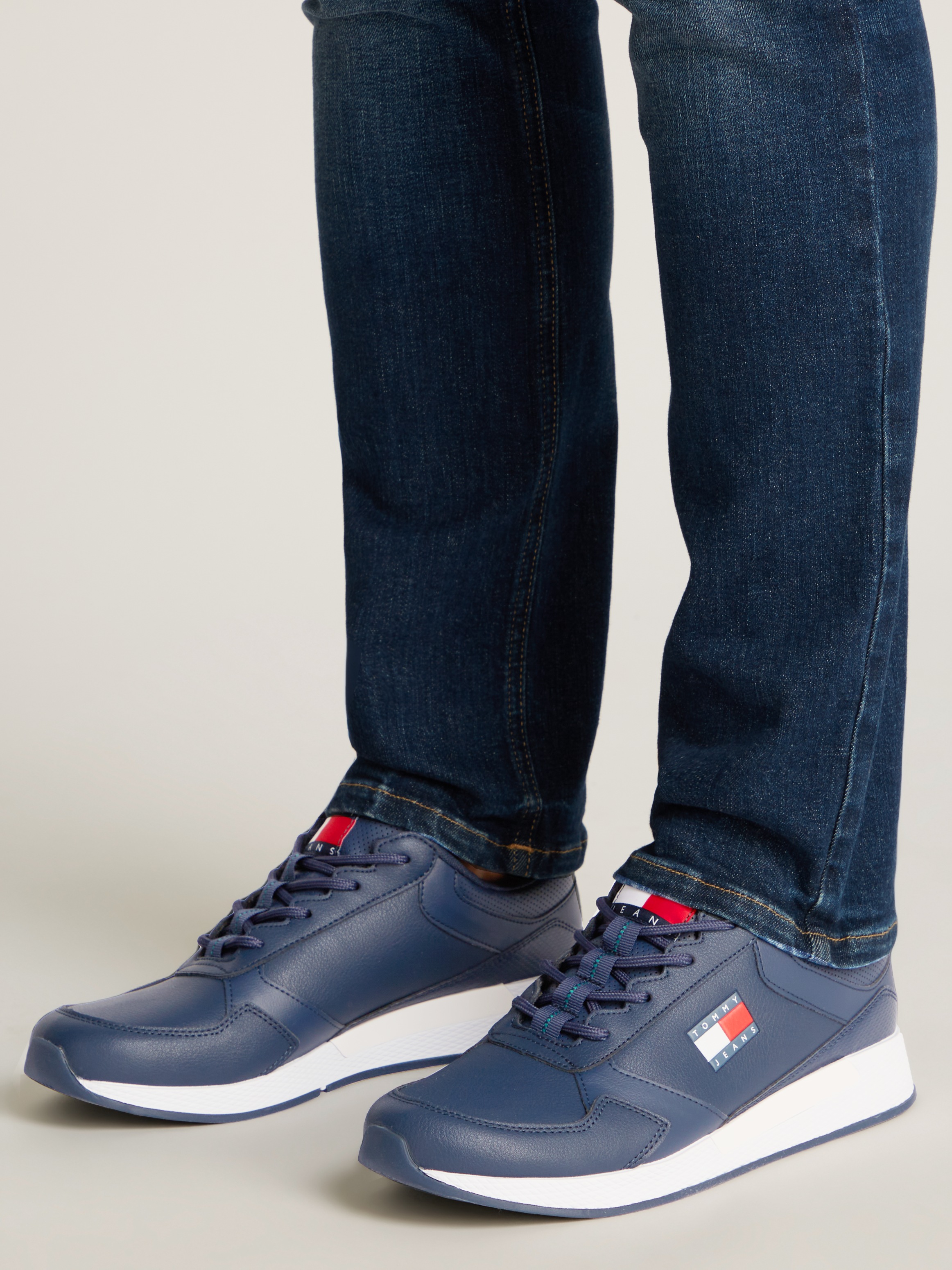 Tommy Jeans Keilsneaker »TOMMY JEANS FLEXI RUNNER«, Freizeitschuh, Halbschuh, Schnürschuh mit seitlicher Logoflagge