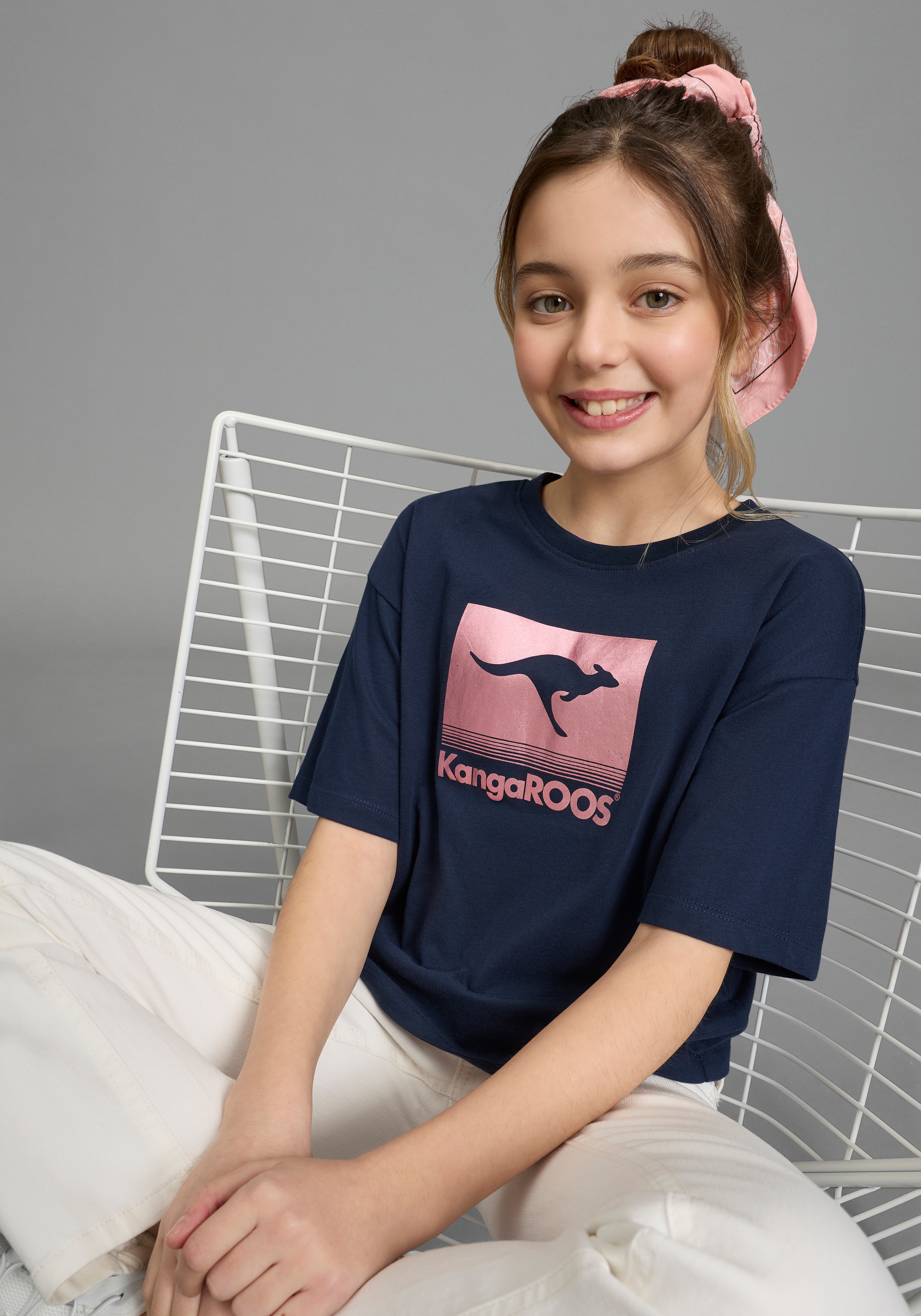 KangaROOS T-Shirt "Kurze Form mit Folienprint für Mädchen" bequeme Passform, Kurzarm, mit modischem Druck, aus Baumwolle
