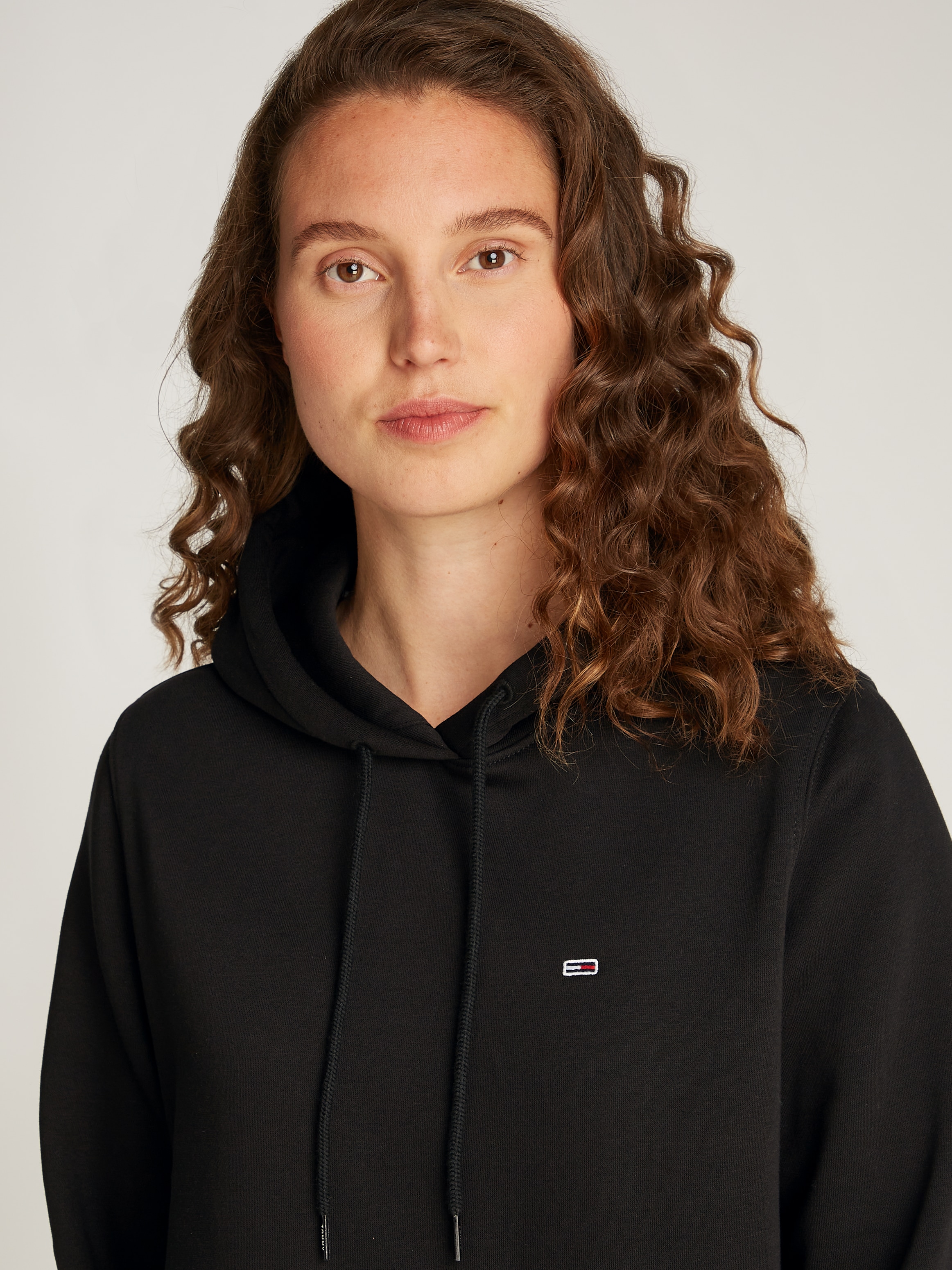 Tommy Jeans Kapuzensweatshirt »TJW REG S FLAG HOODIE«, Kapuze mit Kordelm, Kängurutasche, Tommy Jeans Logo-Flag