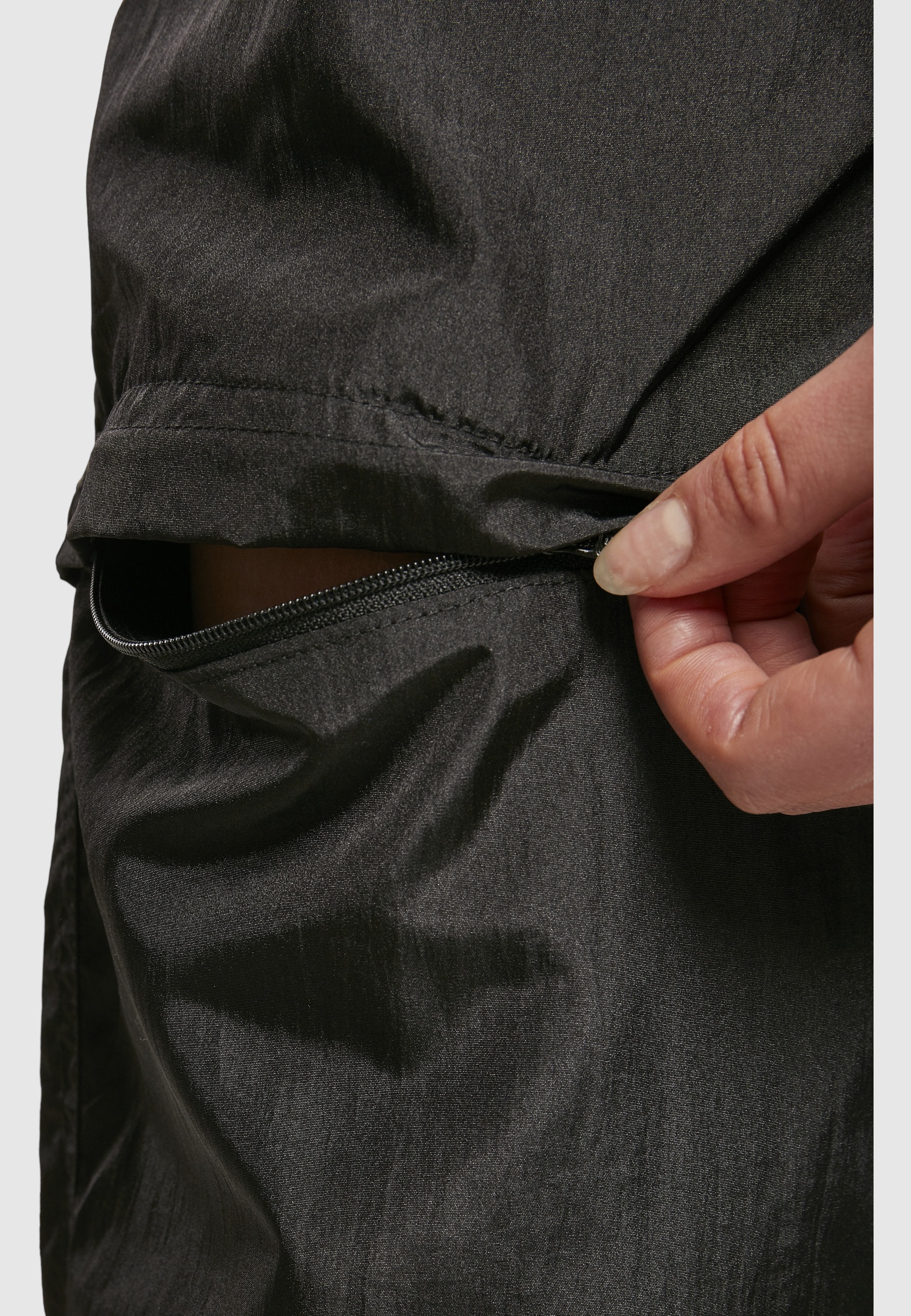 URBAN CLASSICS Stoffhose »Urban Classics Damen Ladies Shiny Crinkle Nylon Zip Pants«