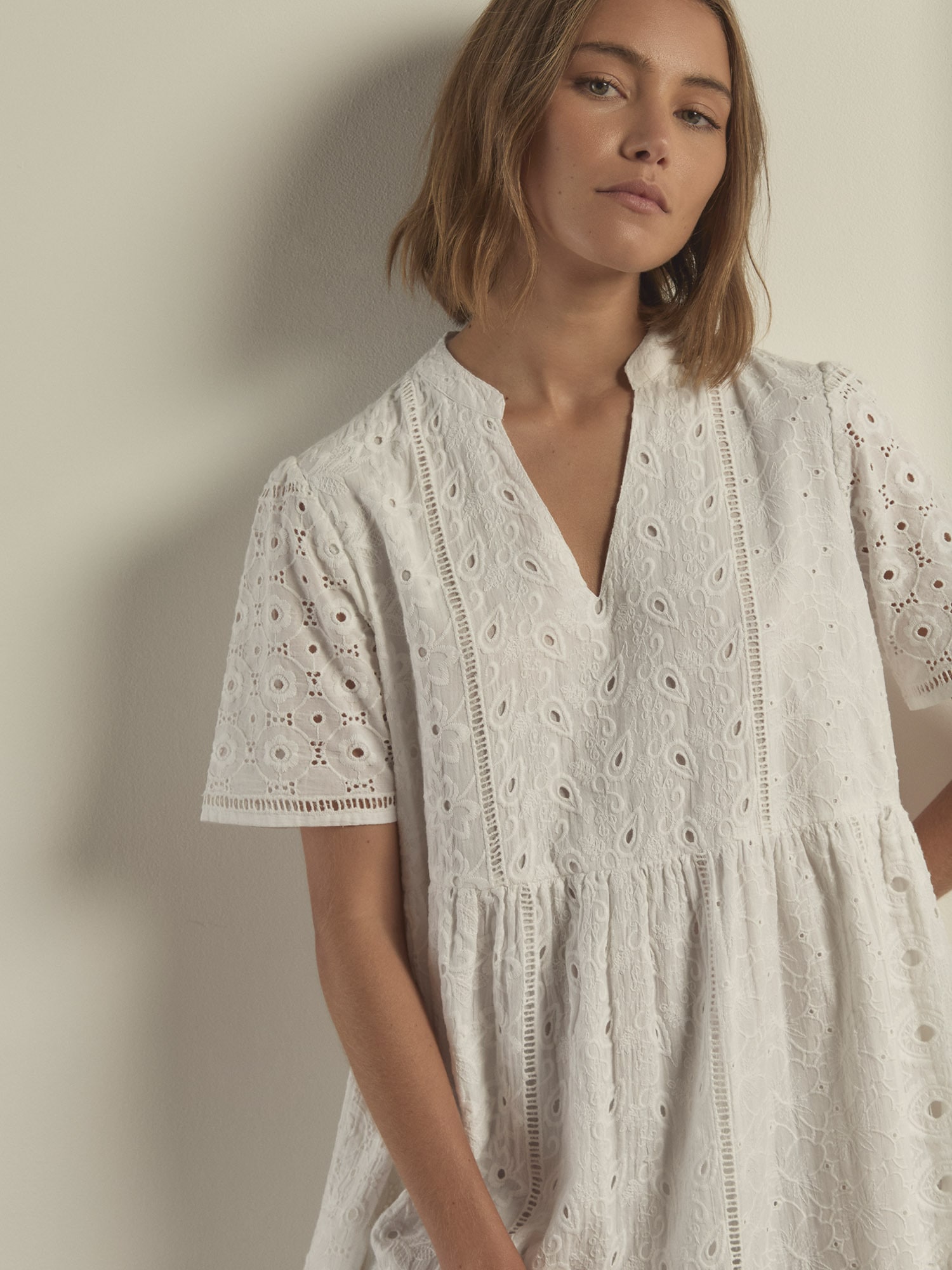 Apricot Minikleid »Apricot Mehrlagiges Kleid mit Broderie-Muster«