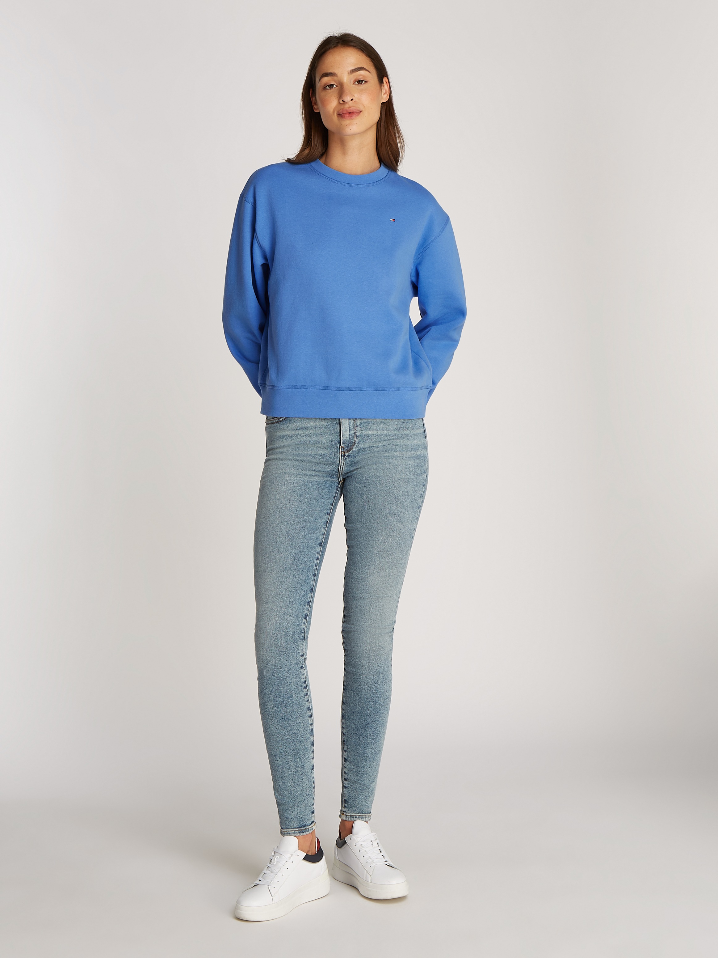 Tommy Hilfiger Sweatshirt »REG FLAG ON CHEST SWTSHRT«, mit Logo-Stickerei