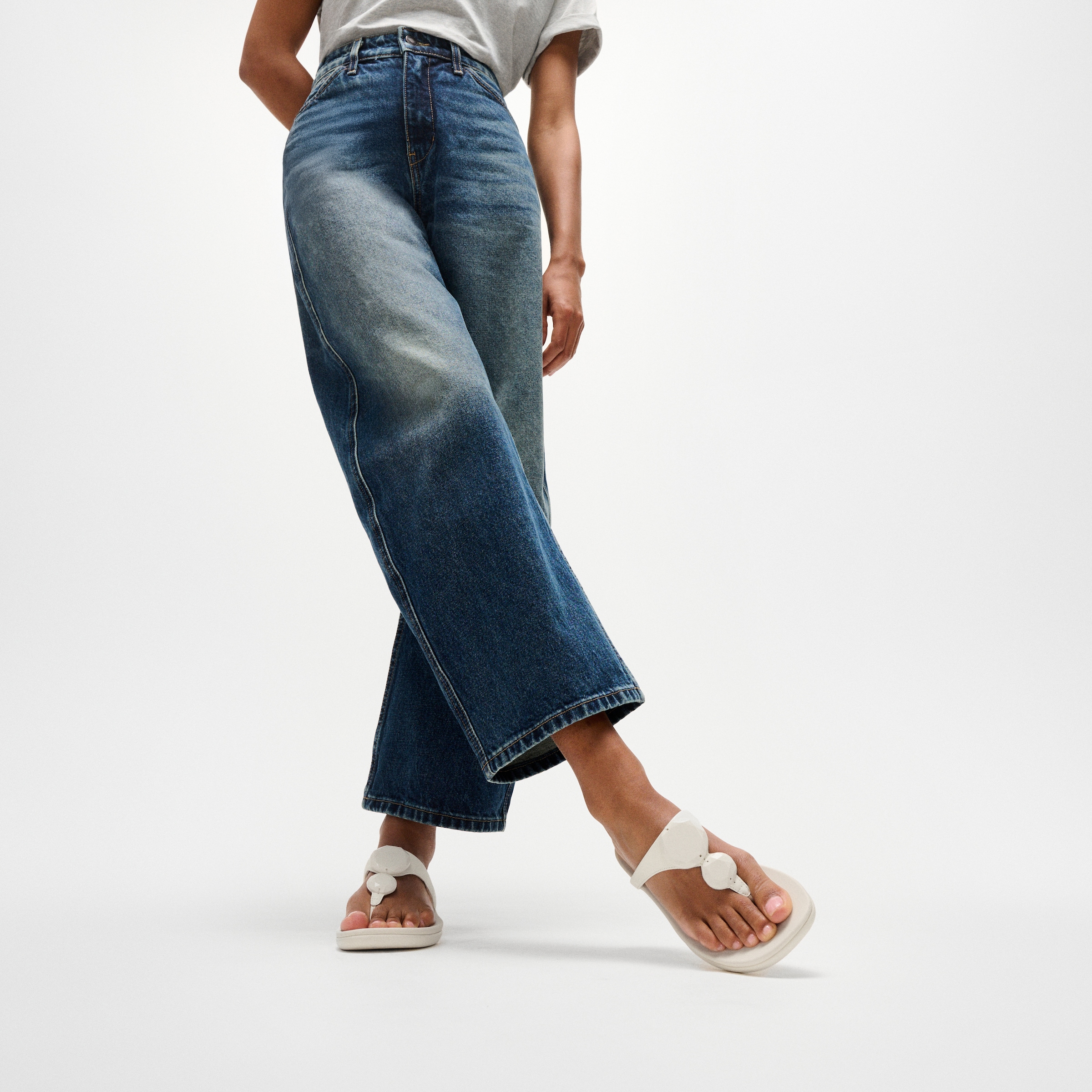 Fitflop Zehentrenner »SOLAY GLOSSY-DISC TOE-POST SANDALS«  Dianette, Sommerschuh mit Metallic Detail