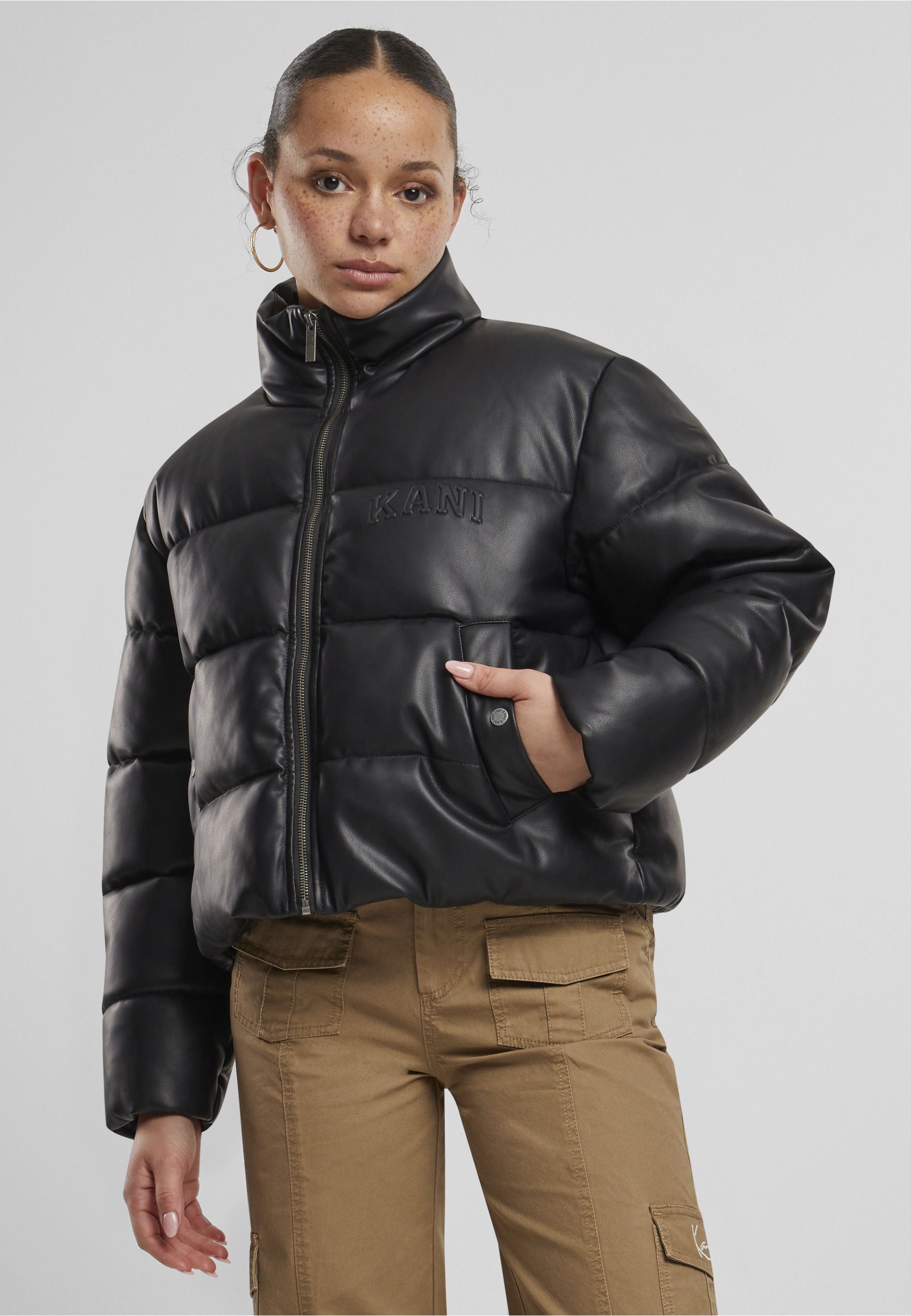 Karl Kani Winterjacke »Karl Kani Karl Kani Serif Crop PU Puffer Jacket« 1 Stk. tlg. ohne Kapuze