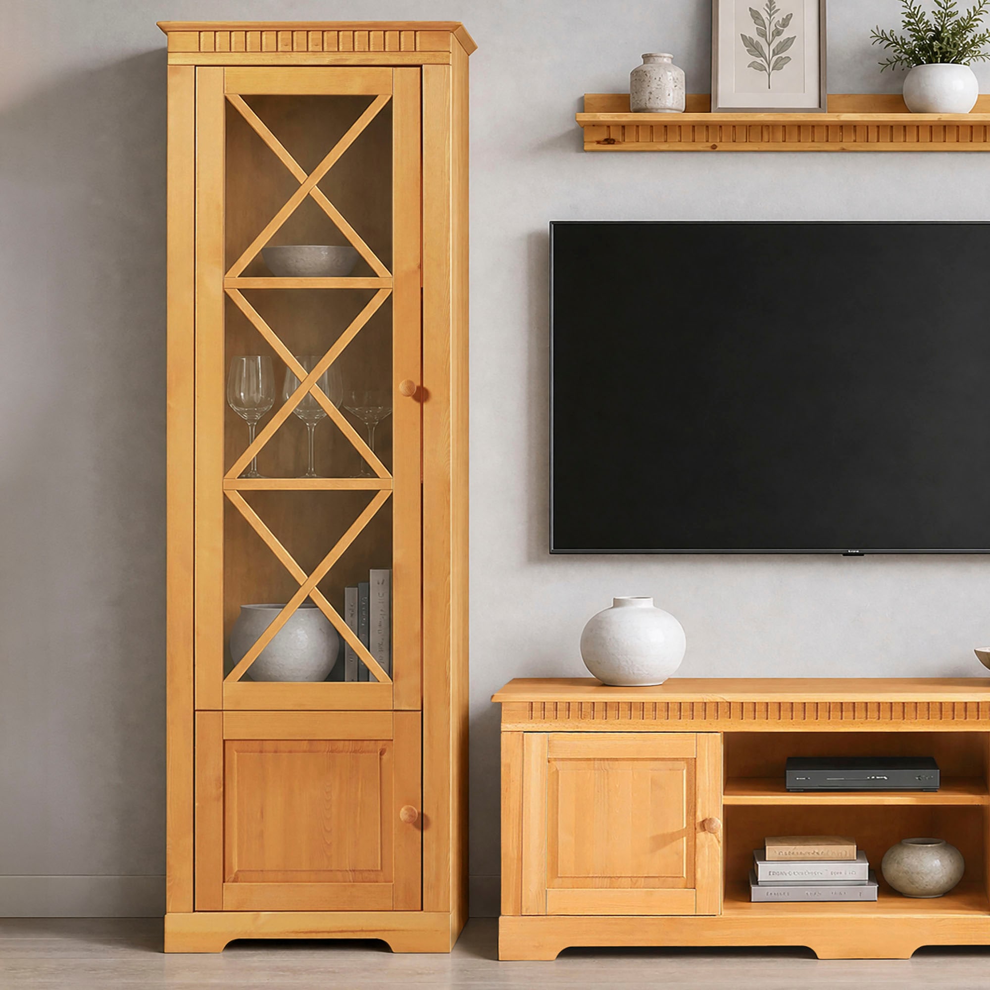 OTTO home Vitrine »Lisa Vitrinenschrank, 2 Türen, eine davon mit Glaseinsatz, Knopfgriffe« aus massivem Kiefernholz, mit einer Glastürfront, dekorative Fräsungen