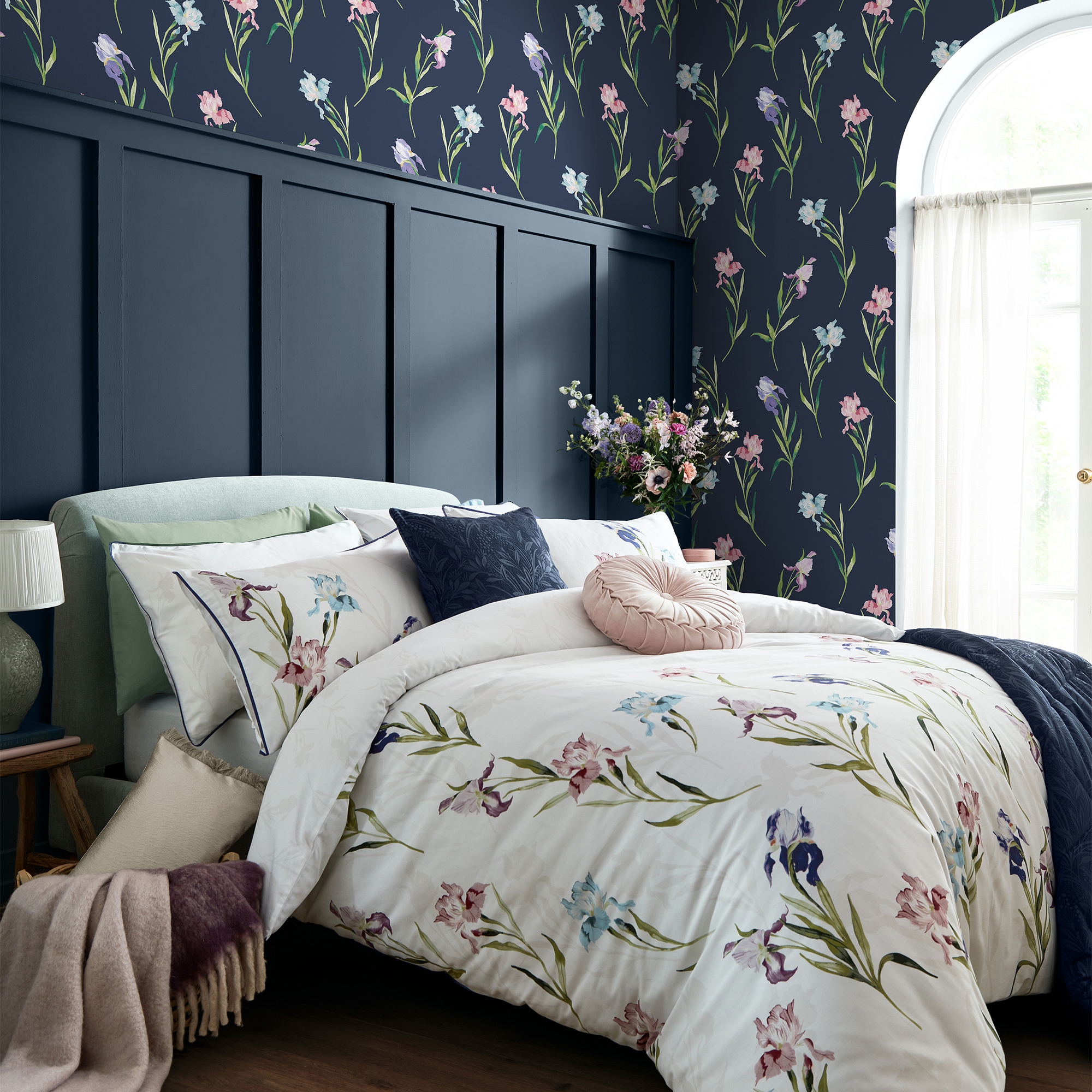 LAURA ASHLEY Vliestapete "Hawling Irises Midnight Seaspray" geblümt glatt 10mx52cm (ca. 5m2)