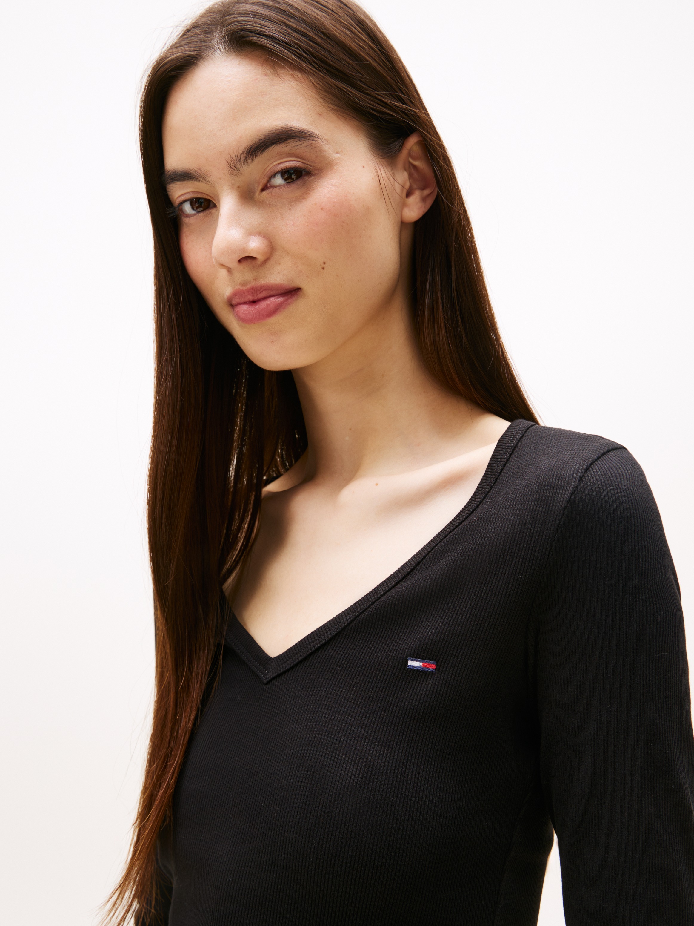 Tommy Jeans Langarmshirt "TJW SLIM ESSENTIAL RIB V LS" mit Logostickerei günstig online kaufen